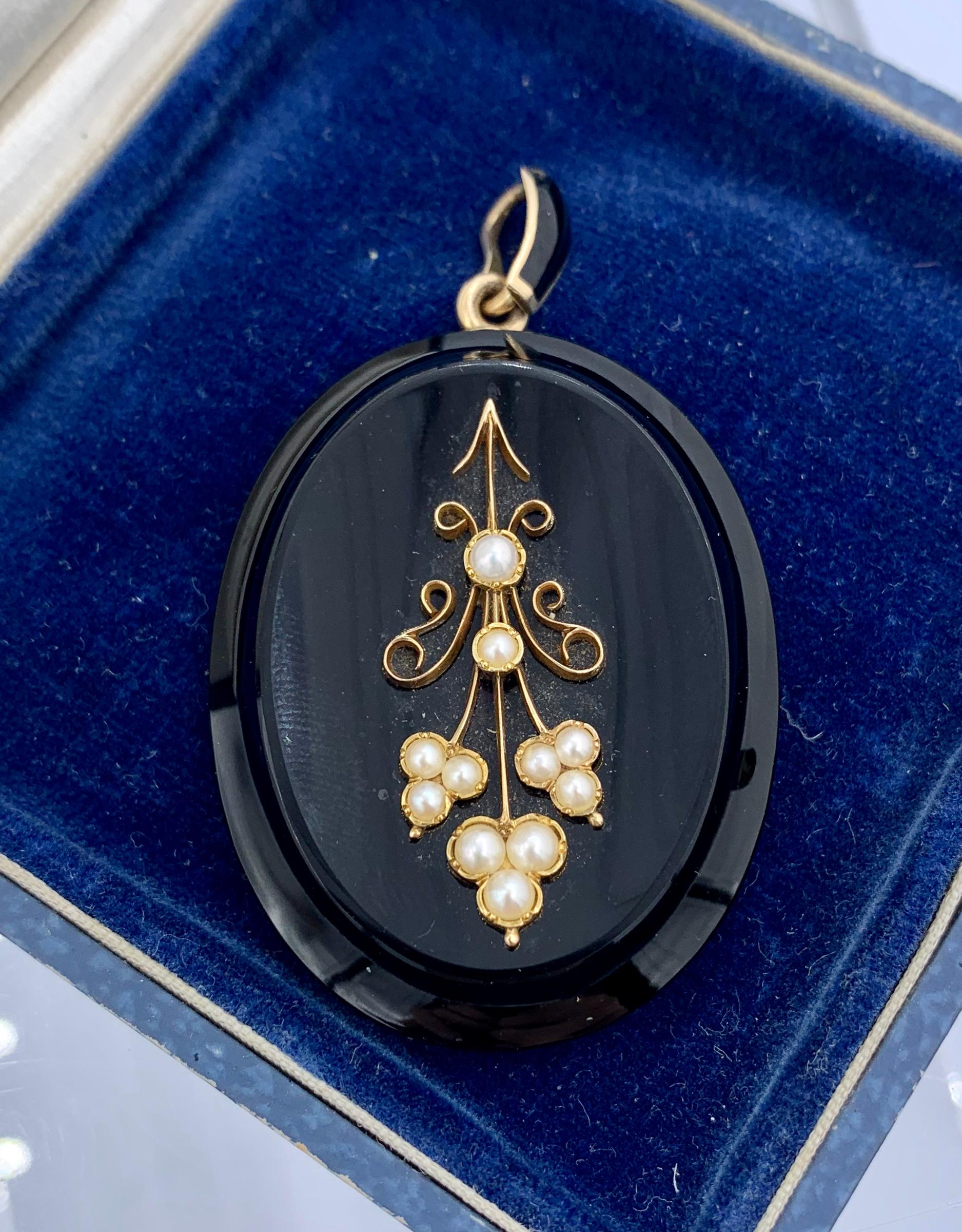 Taille ronde Collier médaillon victorien en perles d'onyx noir et perles à motif de fleurs 14 carats et cheveux tressés antique en vente