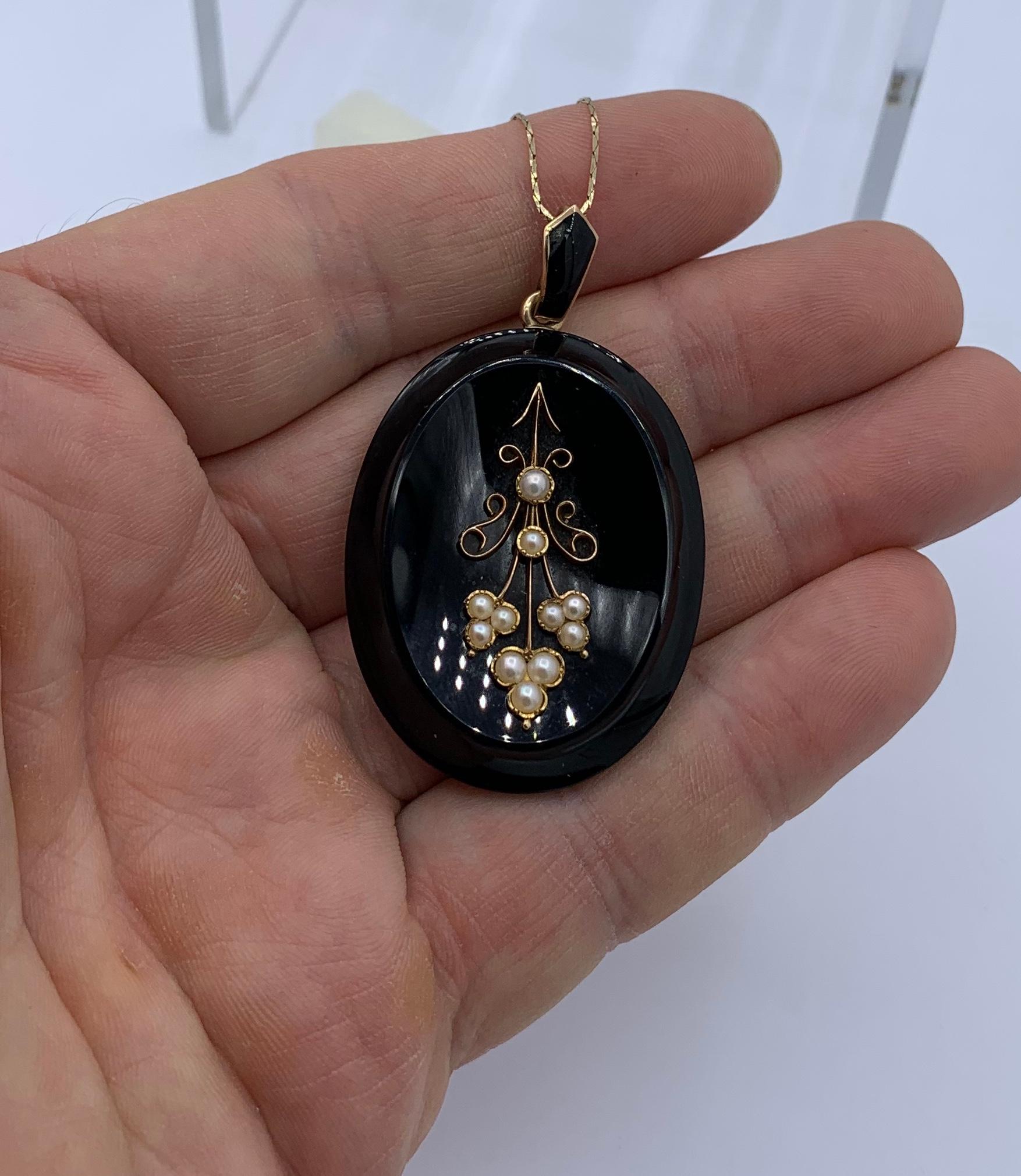 Collier médaillon victorien en perles d'onyx noir et perles à motif de fleurs 14 carats et cheveux tressés antique Excellent état - En vente à New York, NY