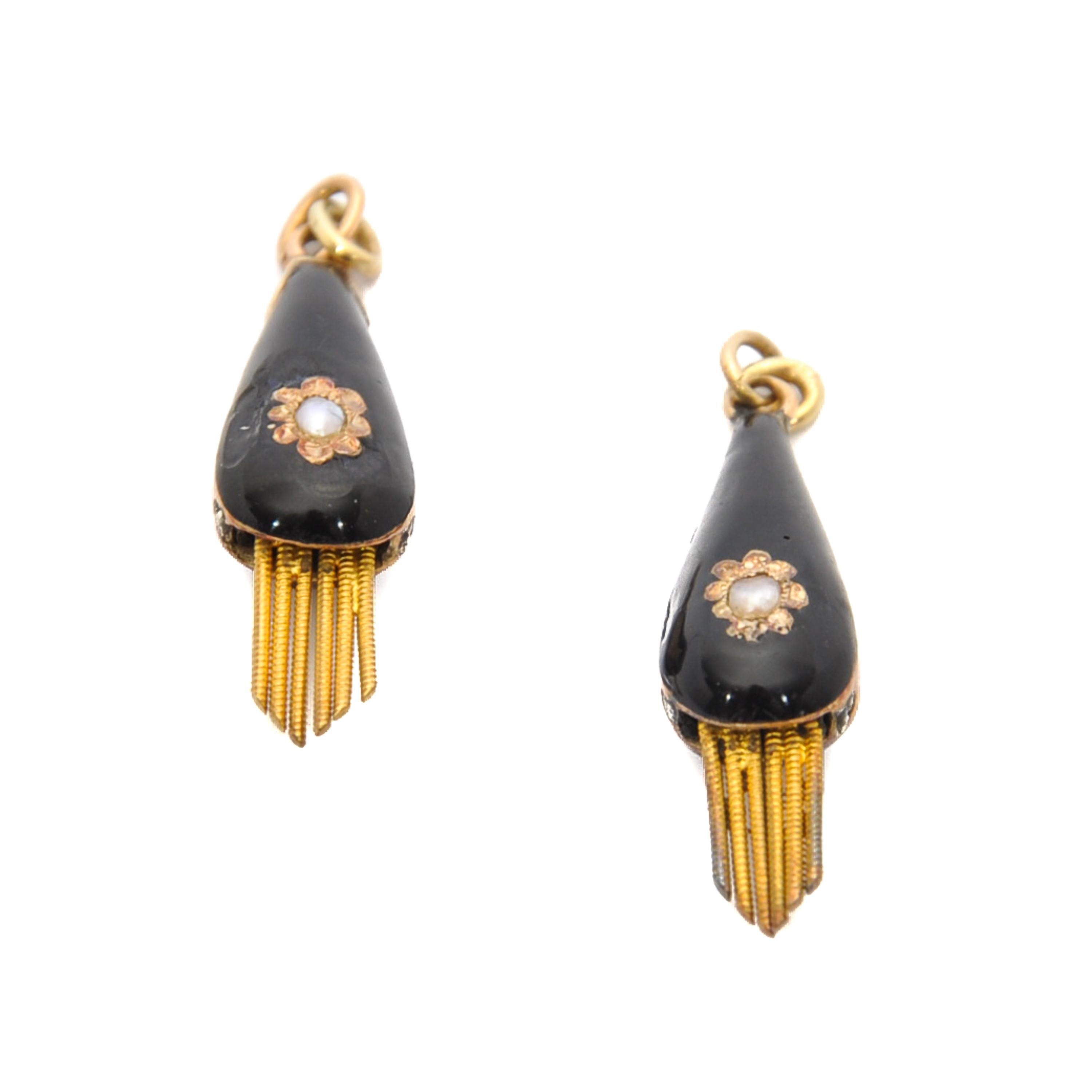 This small couple of onyx and pearl pendants are quite unique. They are beautifully adorned with a gold flower pattern, a seed pearl and gold firm tassels below te top. Each pendant is provided with a gold eyelet and looks gorgeous on a necklace