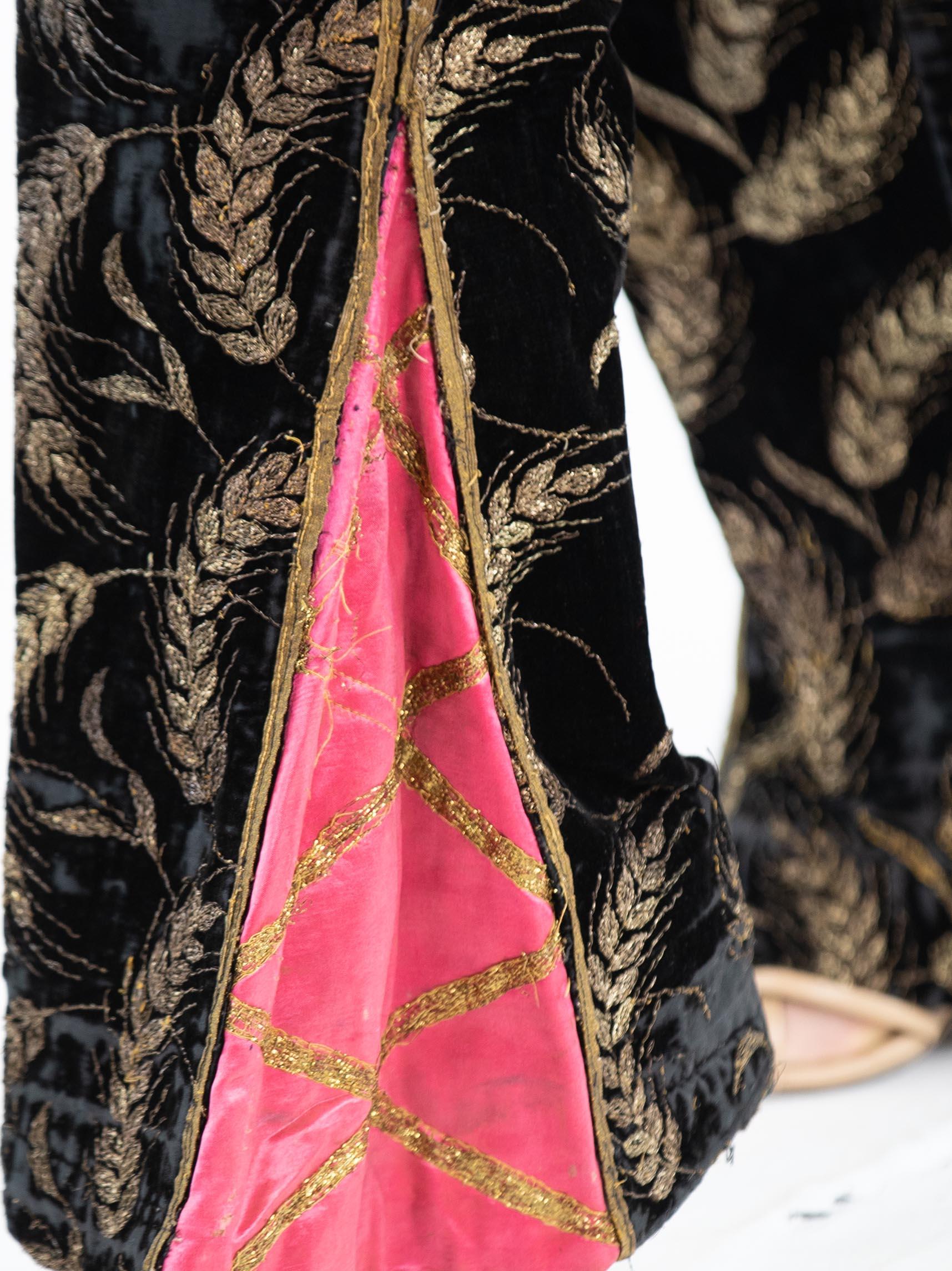 Viktorianische Hose aus schwarzer Seide und Baumwolle und Samt mit Metallic-Stickerei und antikem Paar im Angebot 4