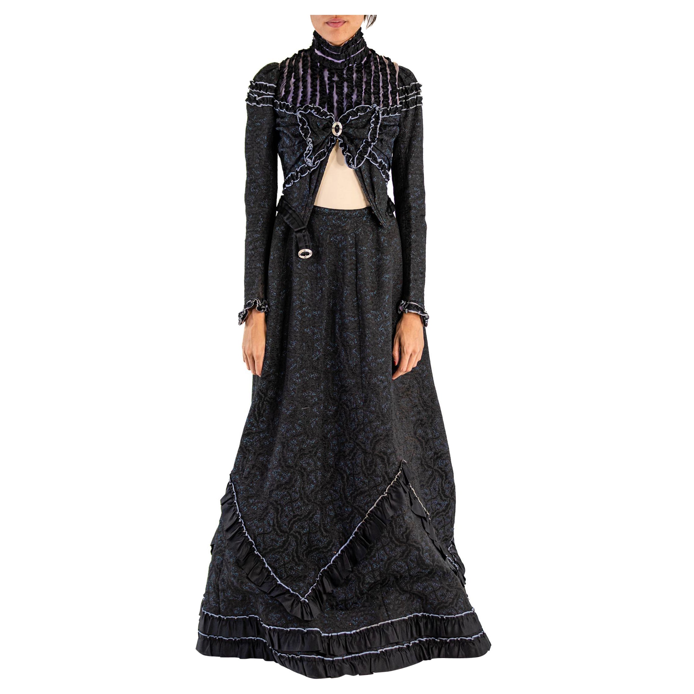 Tailleur jupe de marche victorien à volants en jacquard de soie et de laine noir avec antique en vente