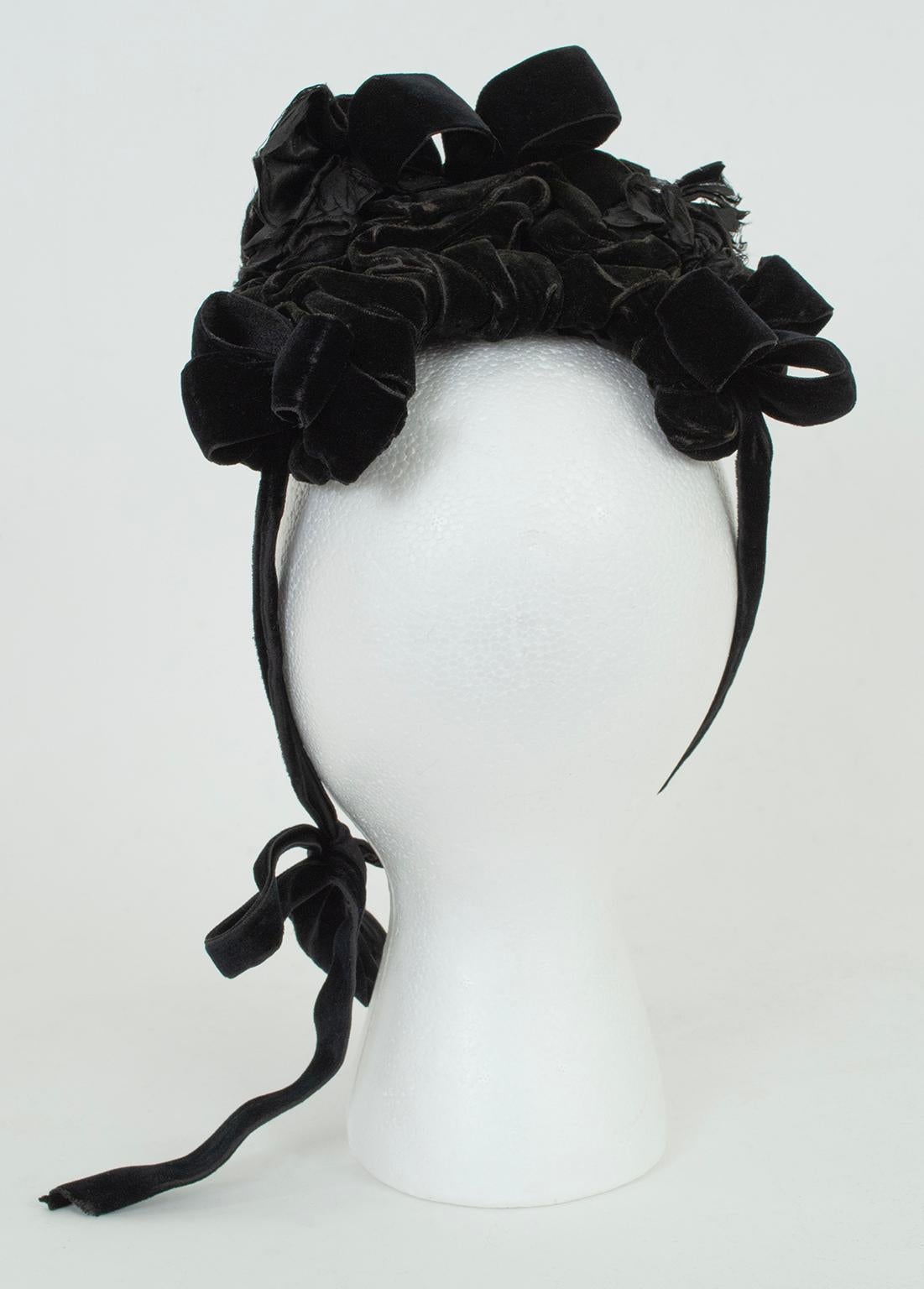 Viktorianische Trauer Bonnet aus schwarzem Samt und Seide mit Rosenbesatz aus Samt - O/S, 1880er Jahre Damen im Angebot
