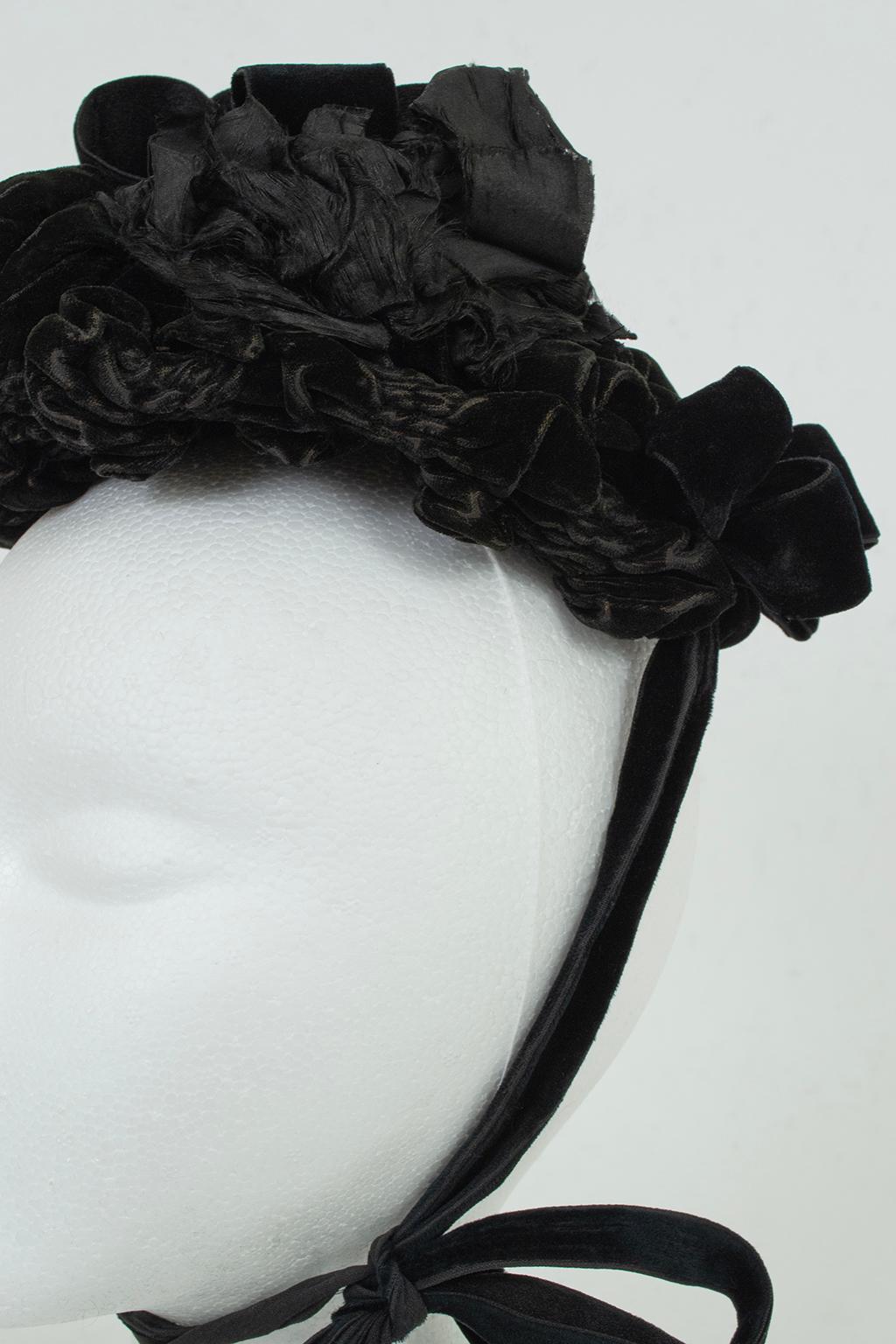 Victorian Black Velvet and Silk Rose Mourning Bonnet w Velvet Ties - O/S, 1880s In Fair Condition For Sale In Tucson, AZ