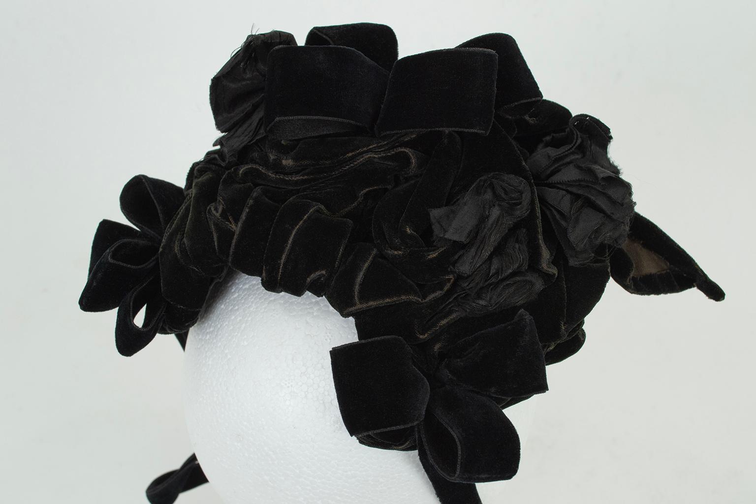Women's Victorian Black Velvet and Silk Rose Mourning Bonnet w Velvet Ties - O/S, 1880s For Sale