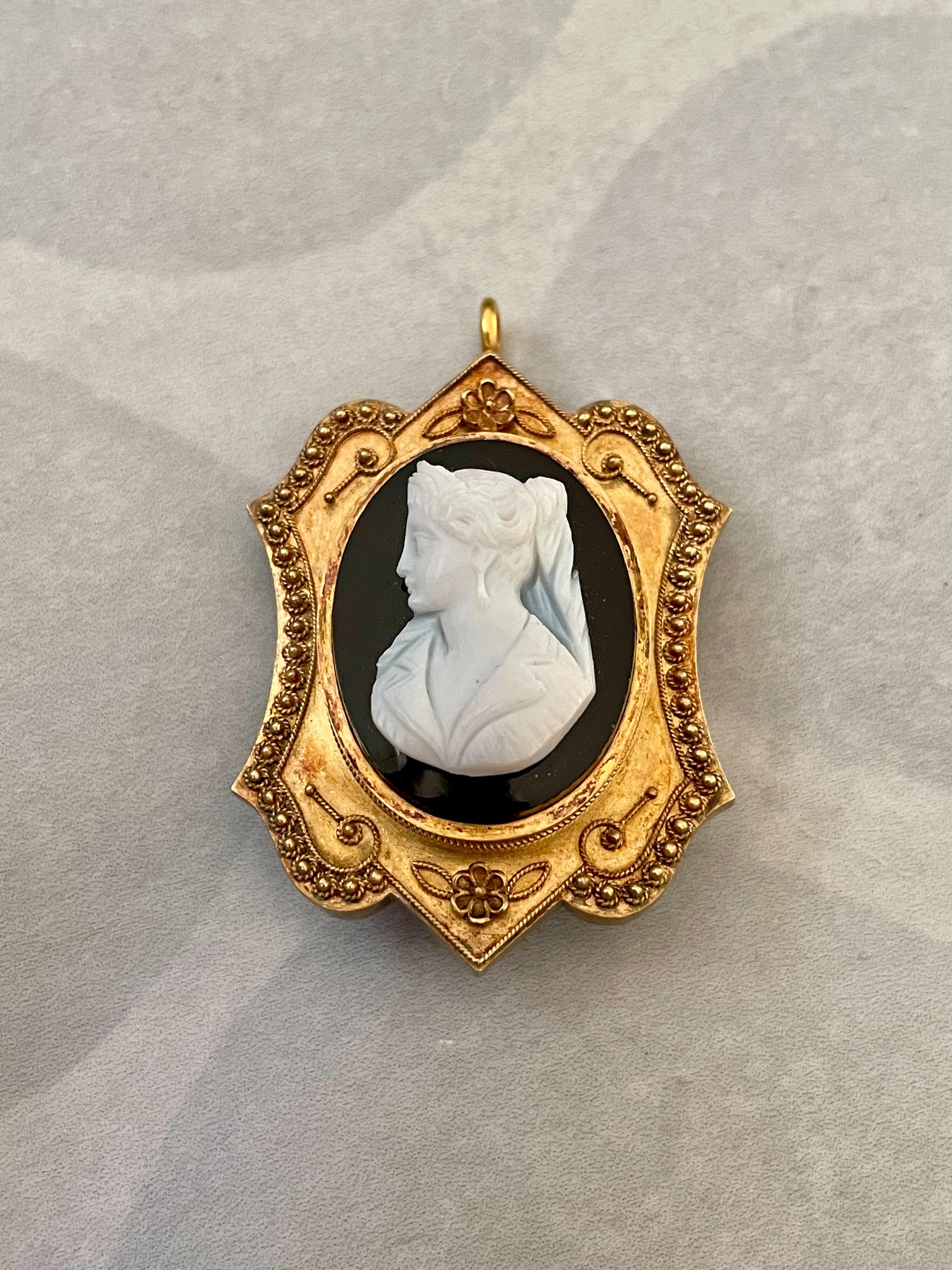 Victorian Black & White Hard Stone Agate Cameo 14 Karat Yellow Gold Pendant Pin In Good Condition In St. Louis Park, MN