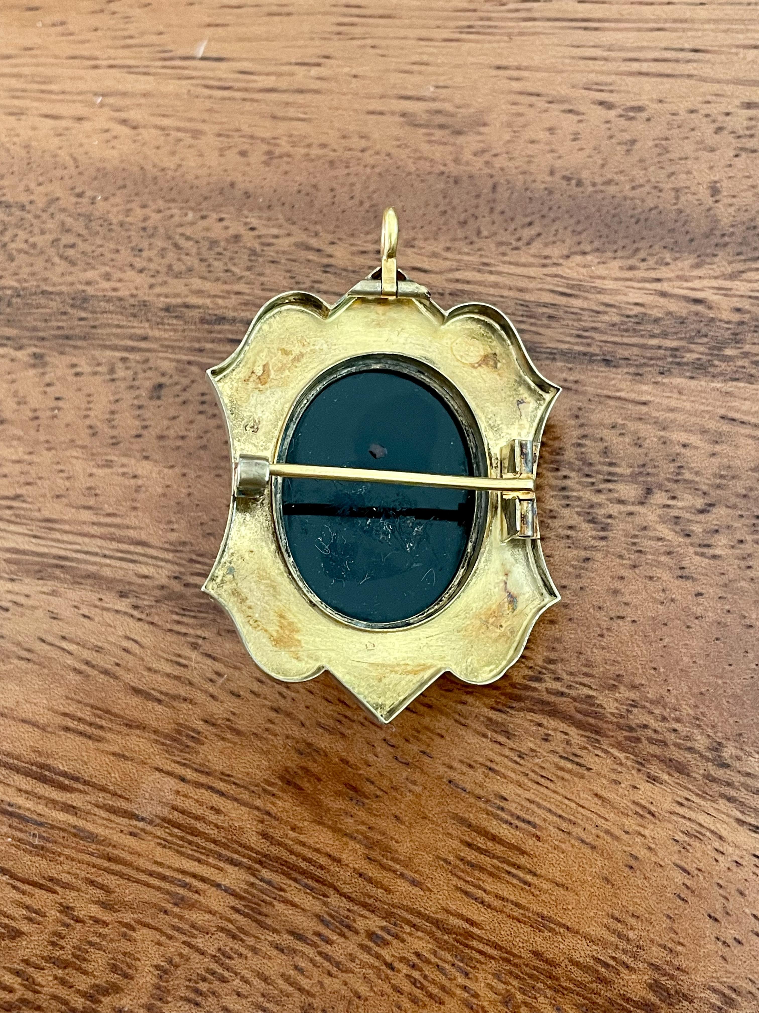 Victorian Black & White Hard Stone Agate Cameo 14 Karat Yellow Gold Pendant Pin 2