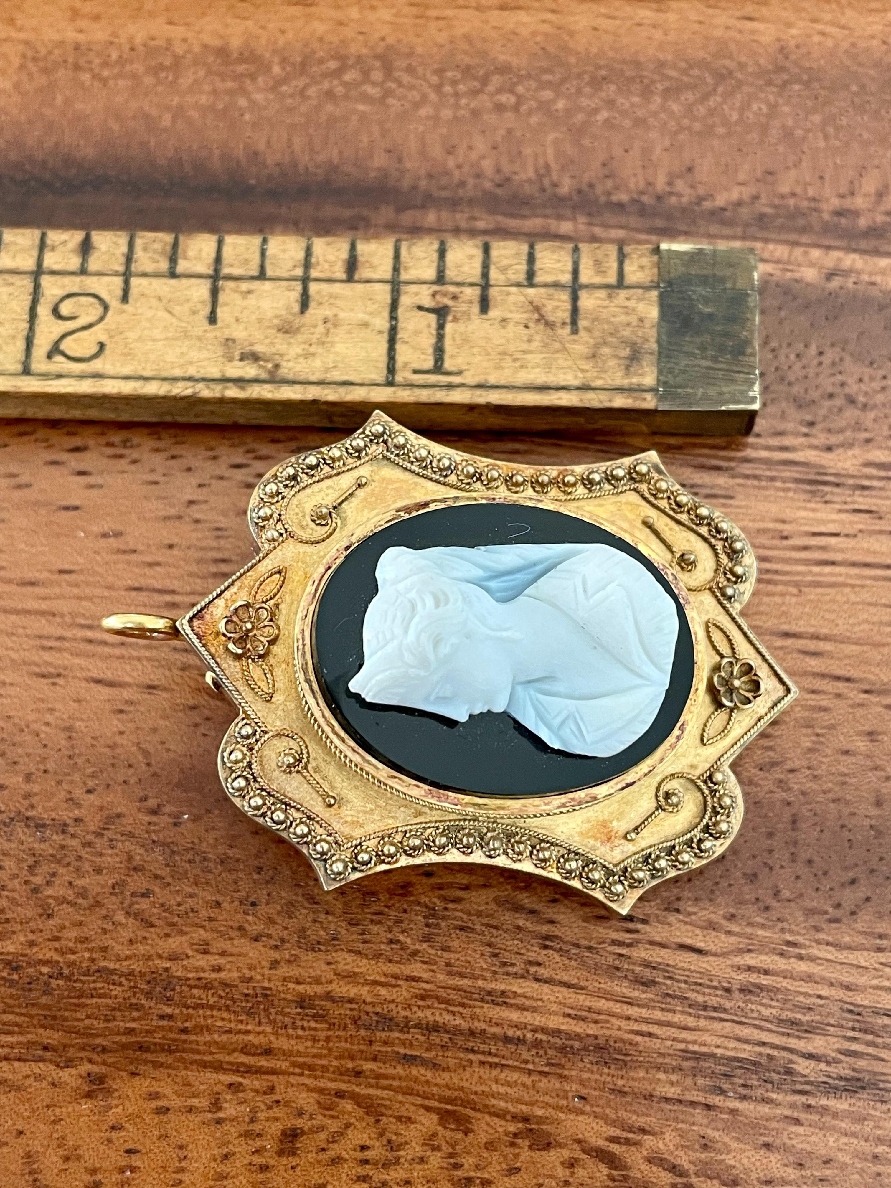 Victorian Black & White Hard Stone Agate Cameo 14 Karat Yellow Gold Pendant Pin 3