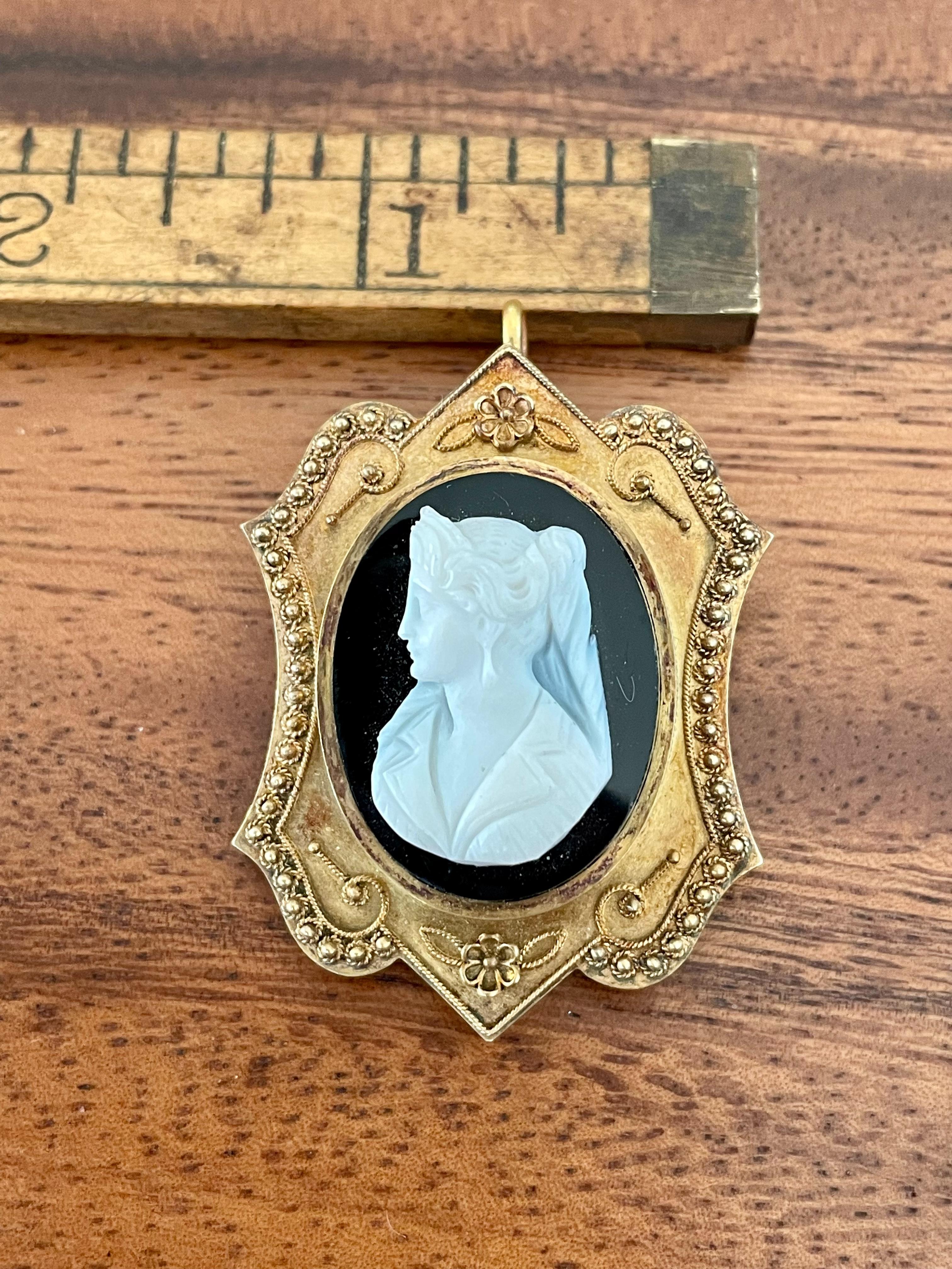 Victorian Black & White Hard Stone Agate Cameo 14 Karat Yellow Gold Pendant Pin 4