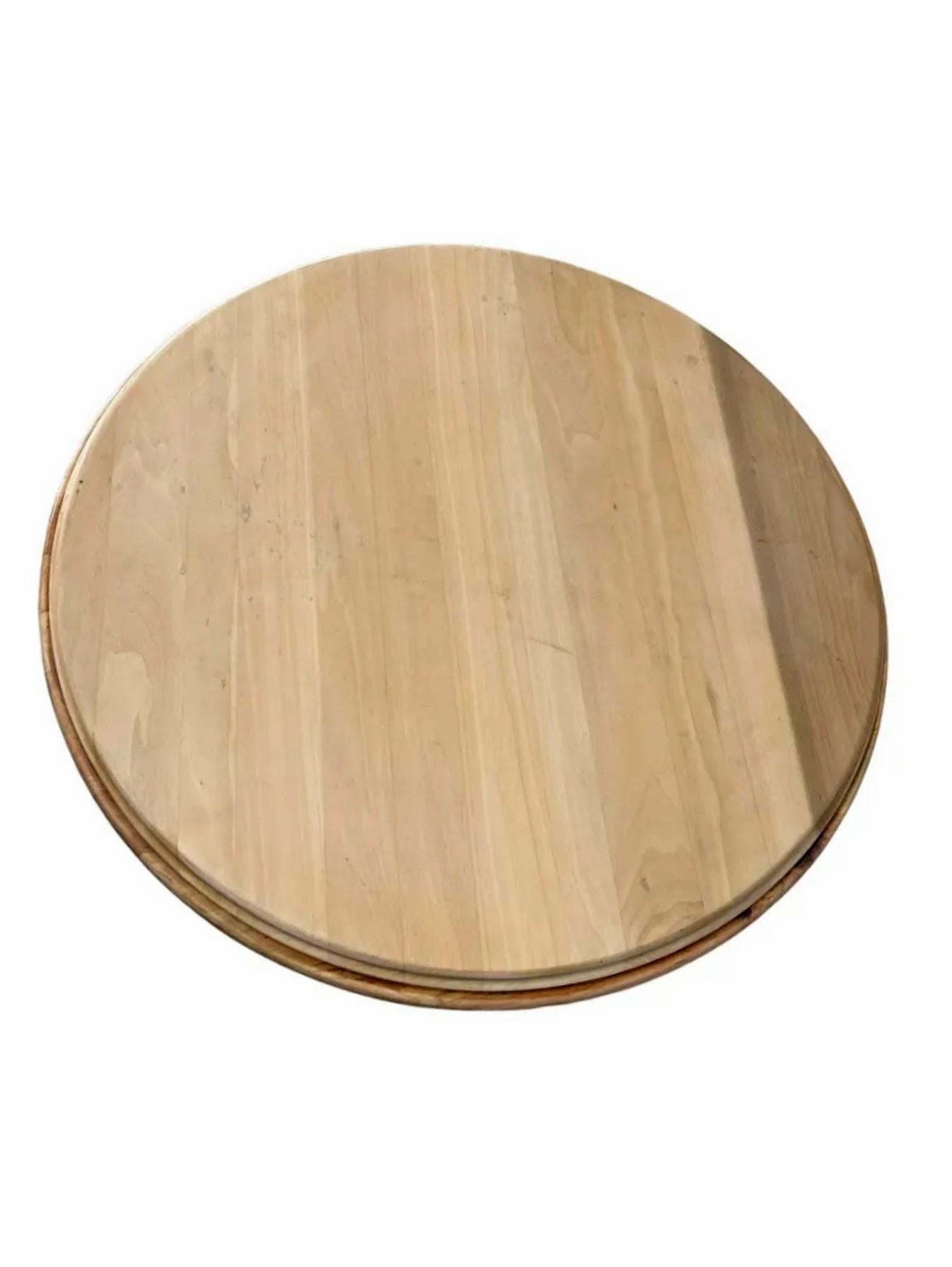 Victorien Table de bistrot victorienne en bois blanchi et fer forgé à volutes  en vente