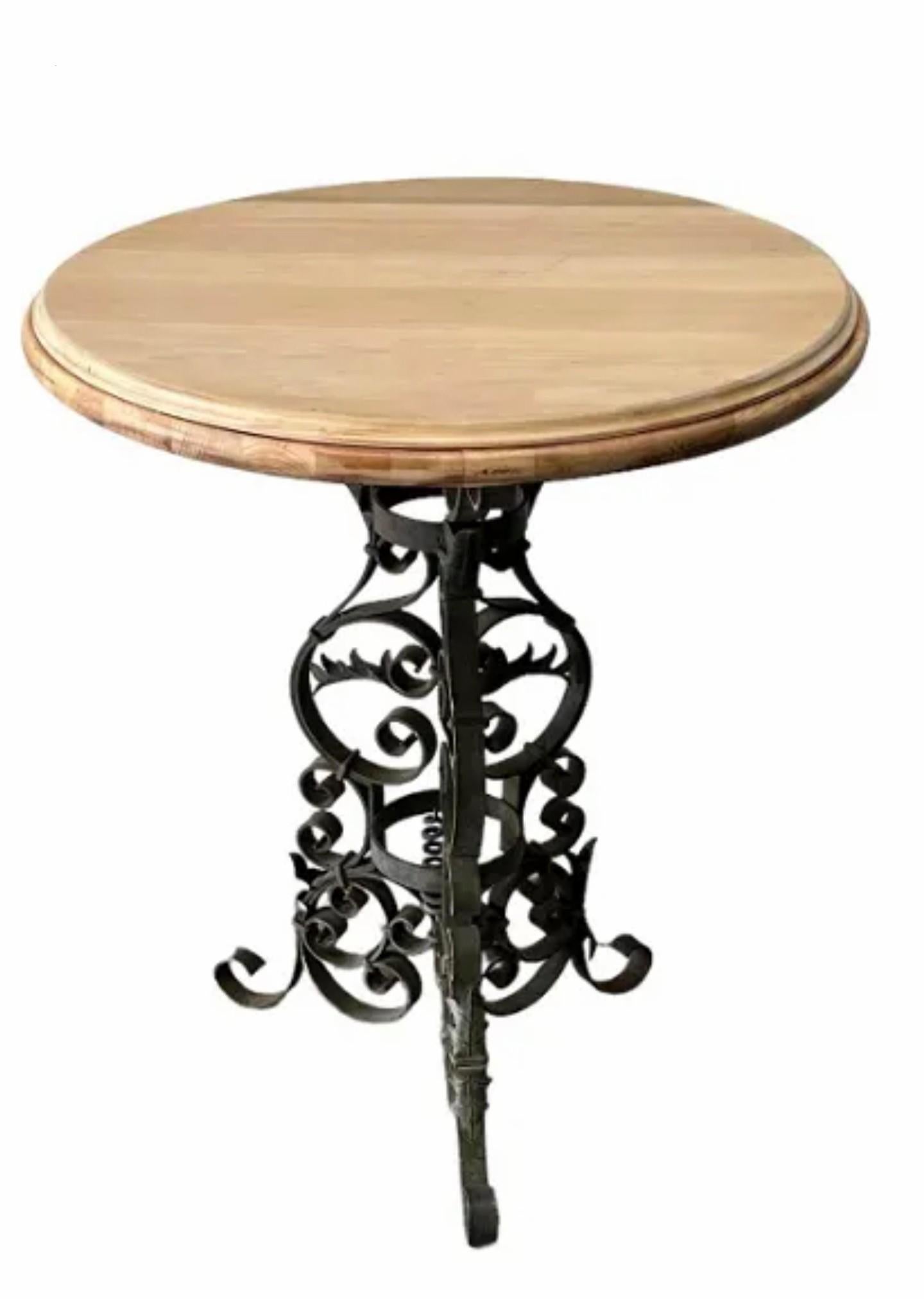 Blanchi Table de bistrot victorienne en bois blanchi et fer forgé à volutes  en vente