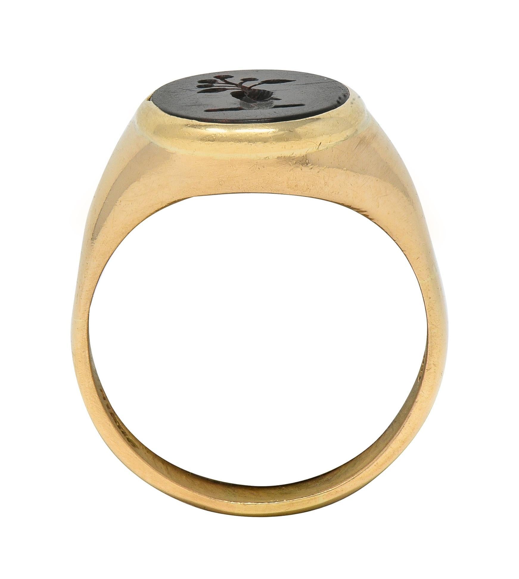 Victorian Bloodstone 18K Gold Heraldic Crest Antique Unisex Intaglio Signet Ring For Sale 4