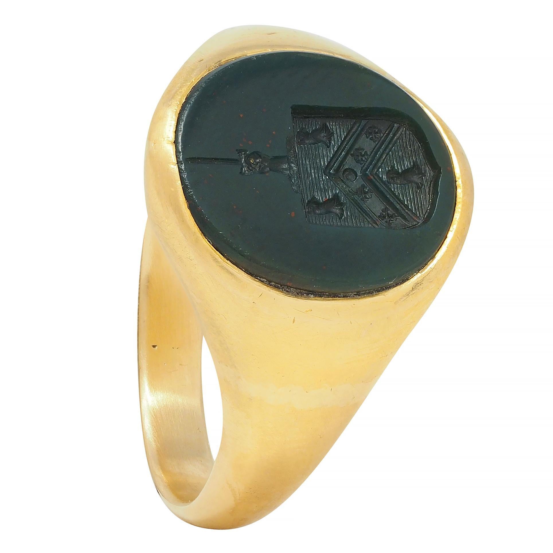 Victorian Bloodstone 18K Yellow Gold Crest Antique Unisex Shield Signet Ring For Sale 8