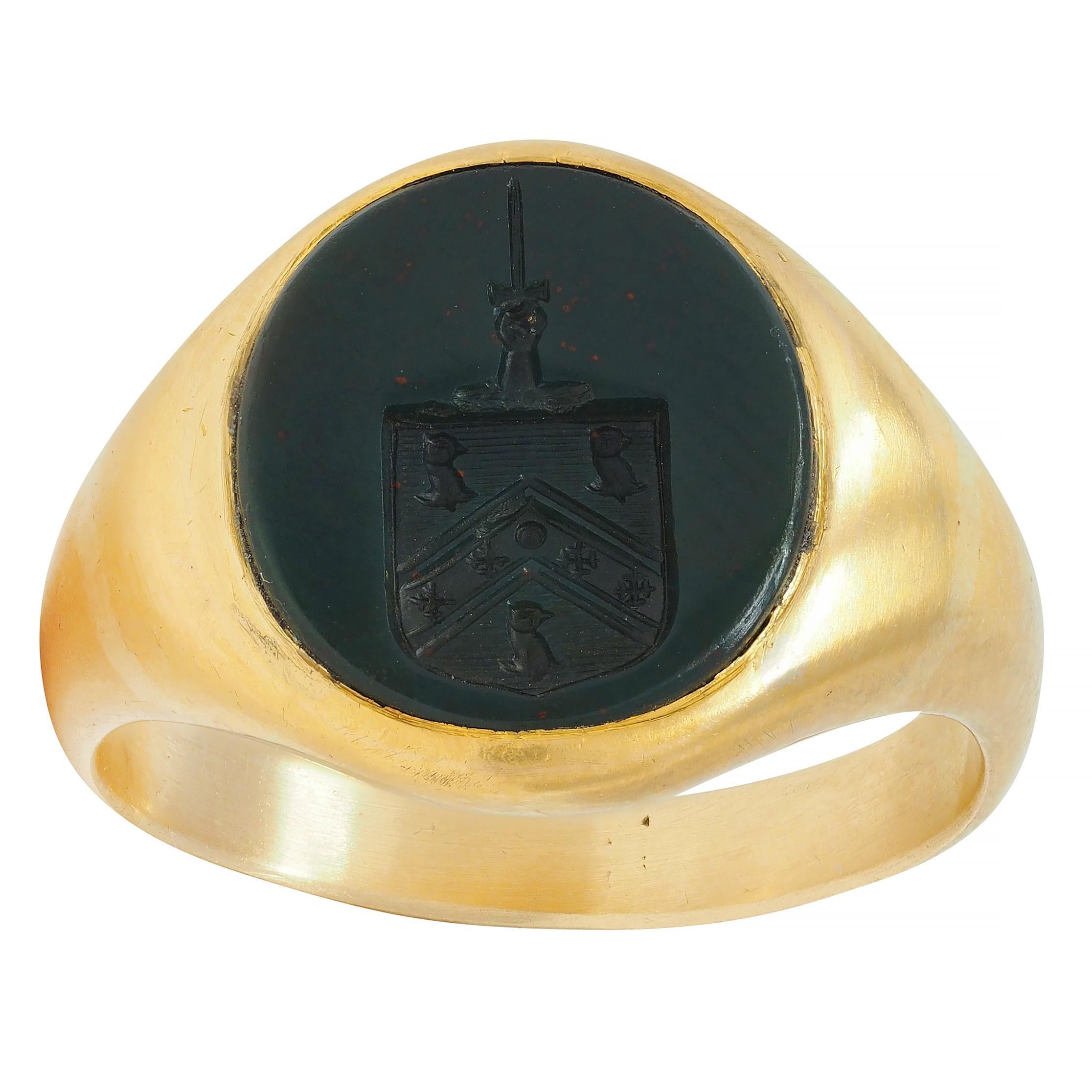 Victorian Bloodstone 18K Yellow Gold Crest Antique Unisex Shield Signet Ring For Sale 5