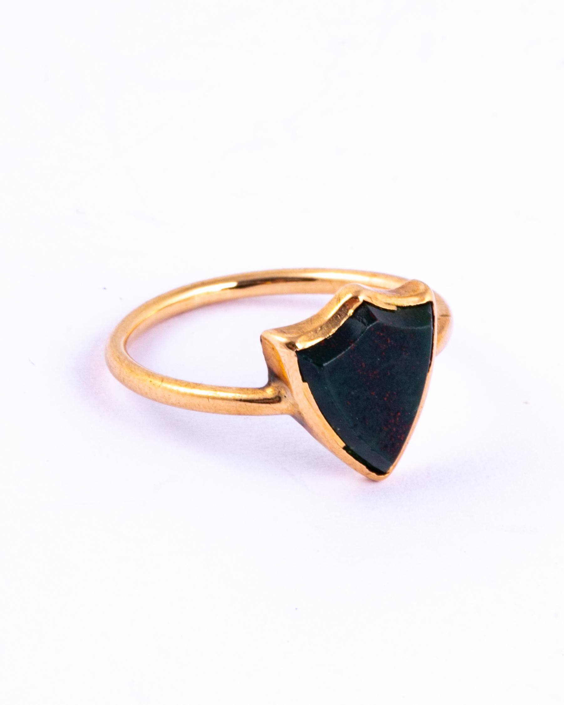 This ring is modelled in gorgeous 9ct gold. The bloodstone is in the shape of a shield and is set within the glossy gold. 

Ring Size: M or 6 1/4 
Widest point: 12mm

Weight: 1.6g