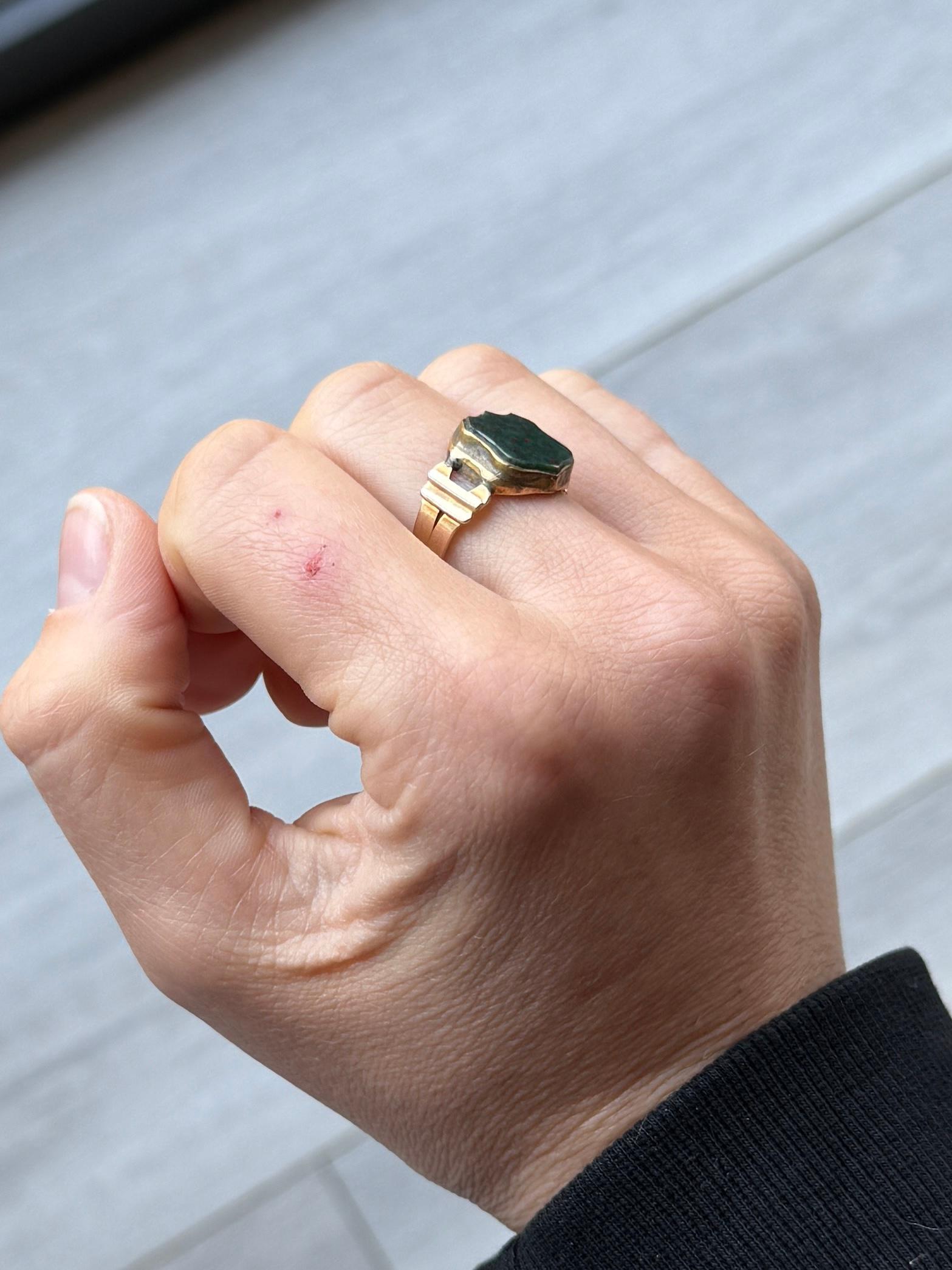 This gorgeous signet ring has a bloodstone set within the 9carat gold band. The stone is deep green with flecks of red running through. Fully hallmarked Birmingham 1882.

Ring Size: O or 7 1/4
Stone dimensions: 13x11mm 

Weight: 3.2g 