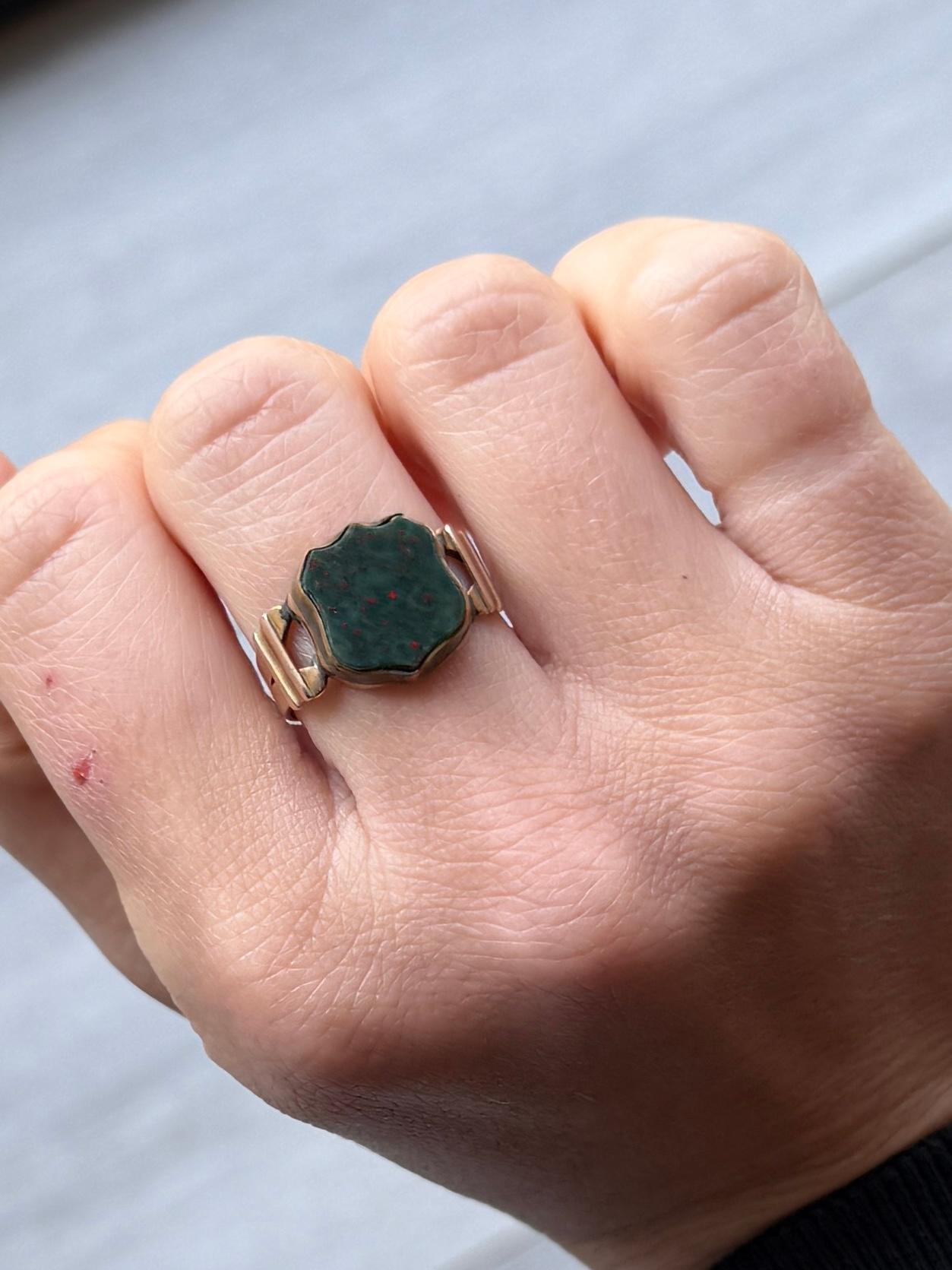 Victorian Bloodstone and 9 Carat Gold Signet Ring In Good Condition For Sale In Chipping Campden, GB