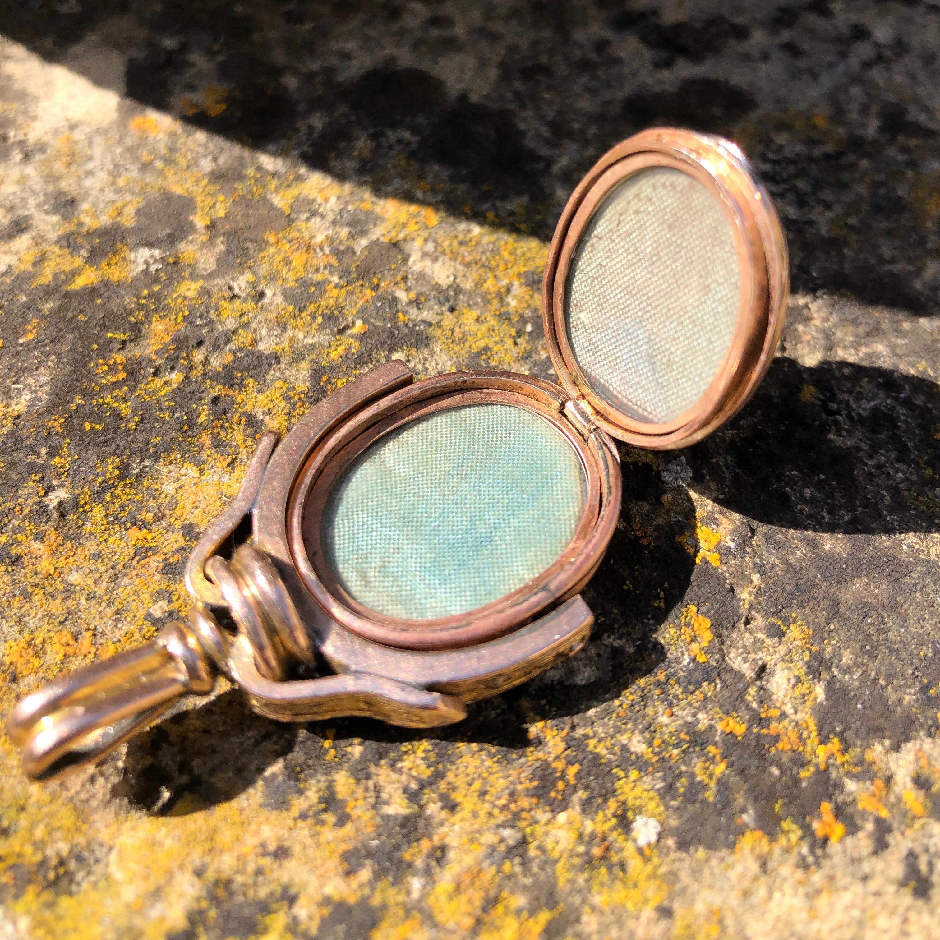 This classic 9ct gold fob holds a carnelian and bloodstone but the unusual element is that it is actually a locket! As you can see the locket opens and reveals a secret compartment to put a loved ones photo or lock of hair. 



