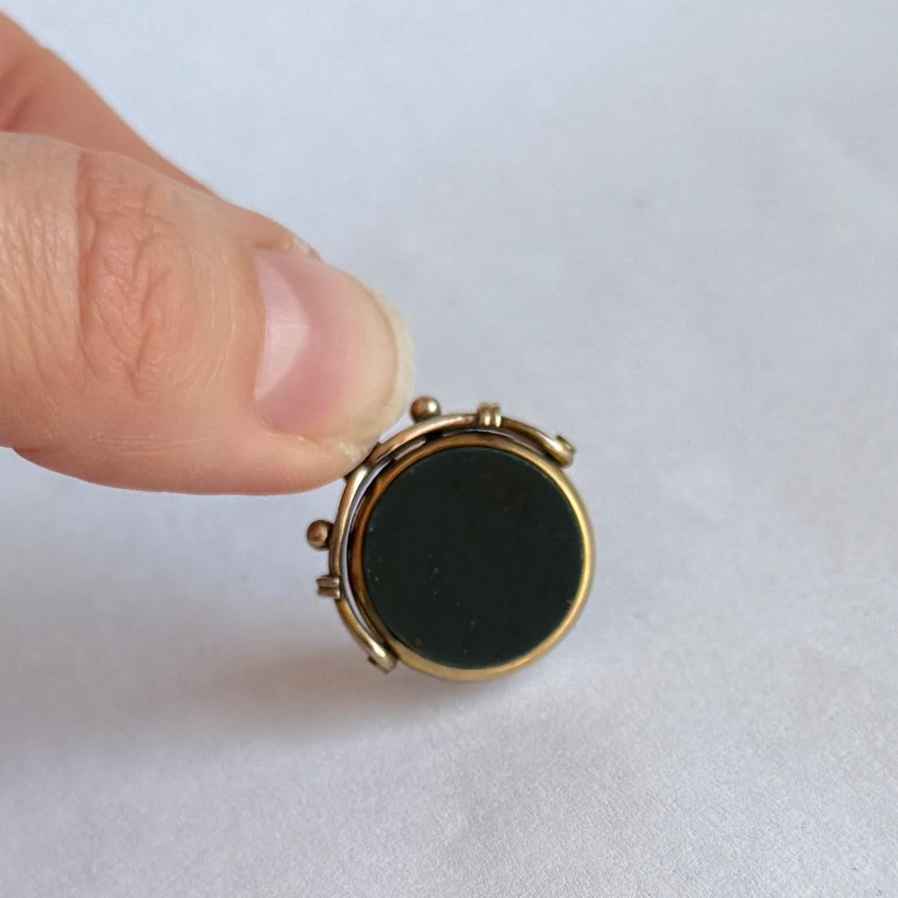 Questo classico portachiavi in oro 9ct contiene una corniola e una pietra sanguigna che ruotano! Le lavorazioni in oro sopra le pietre sono ornate. Completamente marchiato Birmingham 1891.

Diametro della pietra: 15 mm
Altezza dal Looping: 22