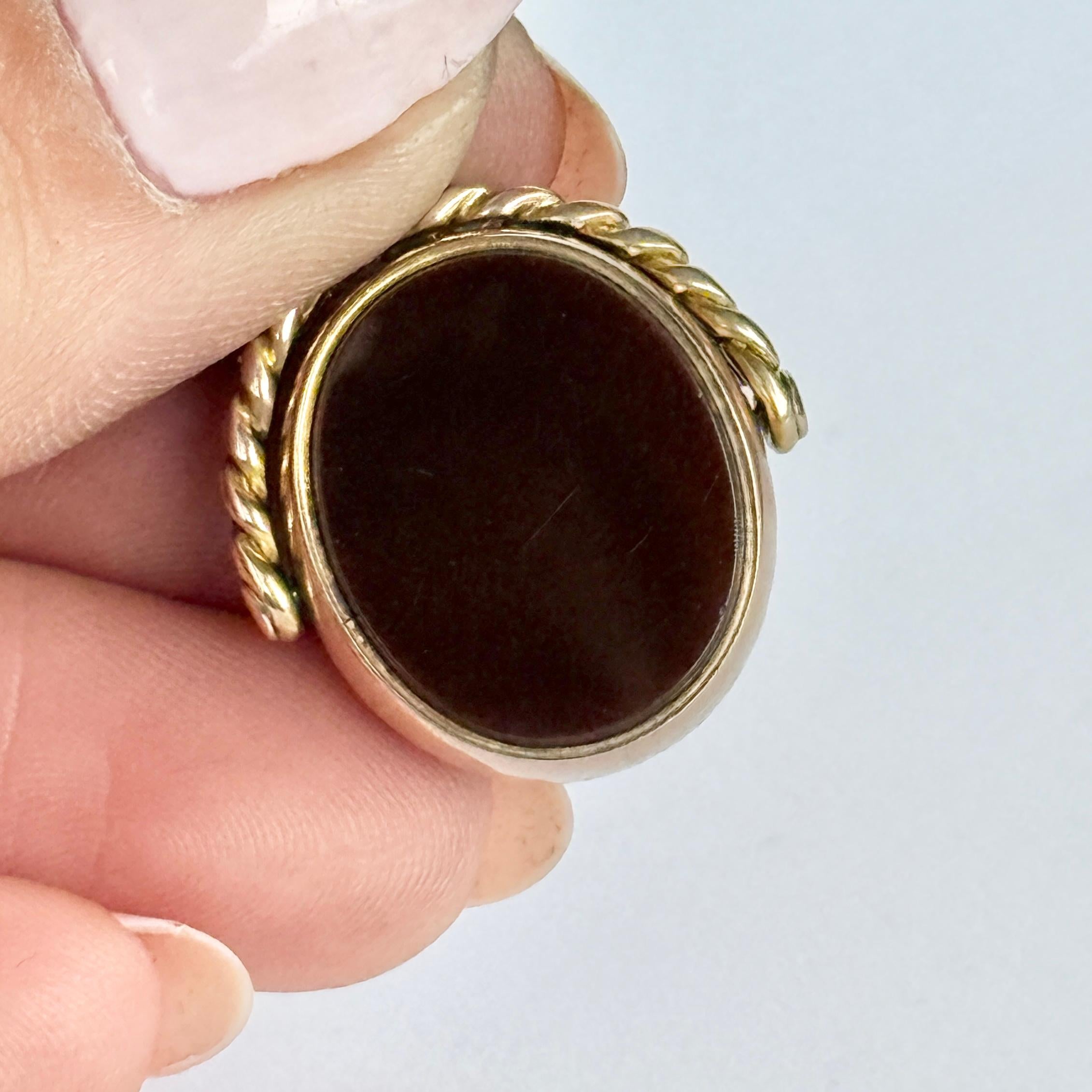 This classic 9ct gold fob holds a carnelian and bloodstone that spin! The gold work above the stones are ornate. 

Stone Dimensions: 18x15mm
Height inc Loop: 27mm

Weight: 6.1g


