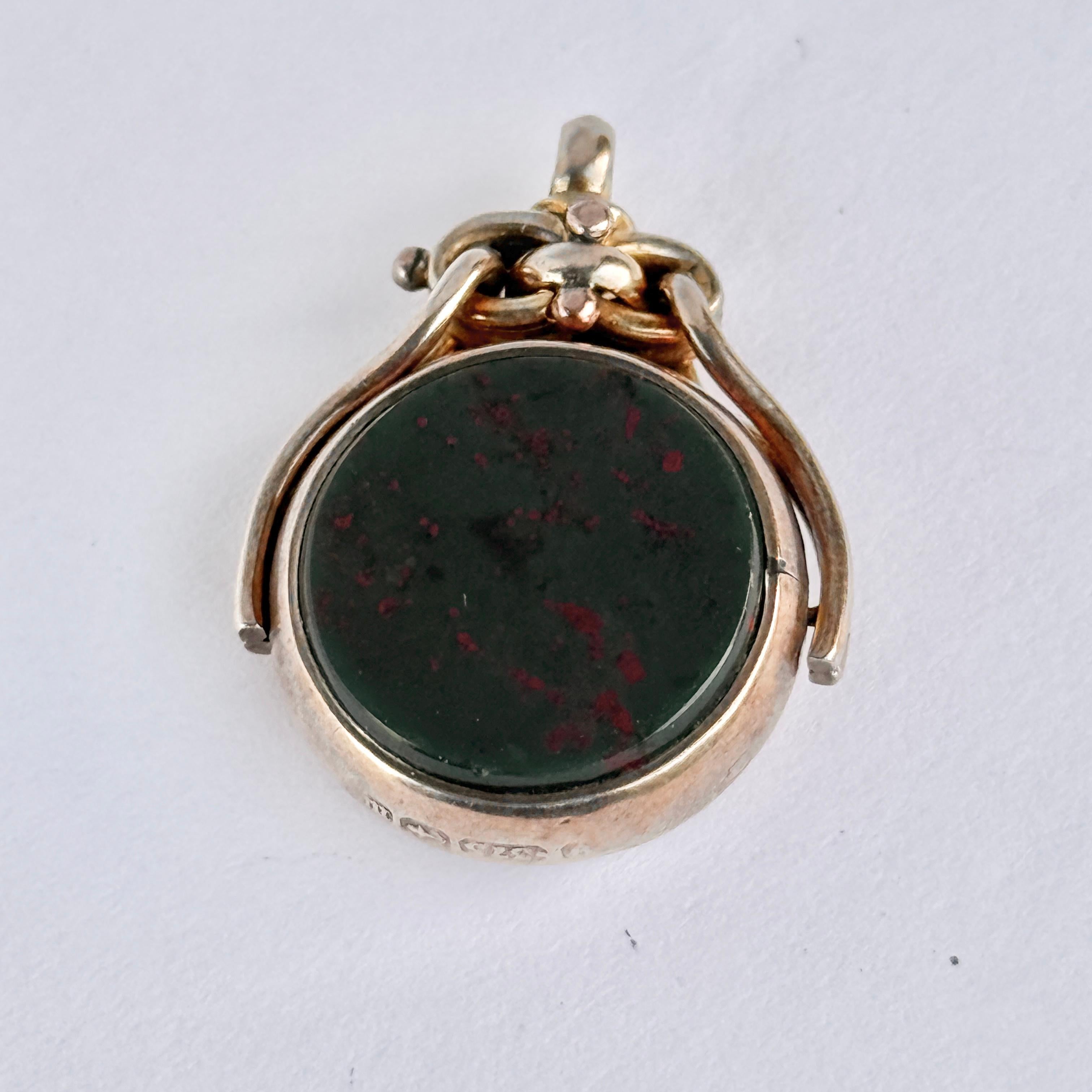 This classic 9ct gold fob holds a carnelian and bloodstone that spin! The gold work above the stones are ornate. Fully hallmarked Birmingham 1886.

Stone Diameter: 17mm
Height inc Loop: 30mm

Weight: 7.5g


