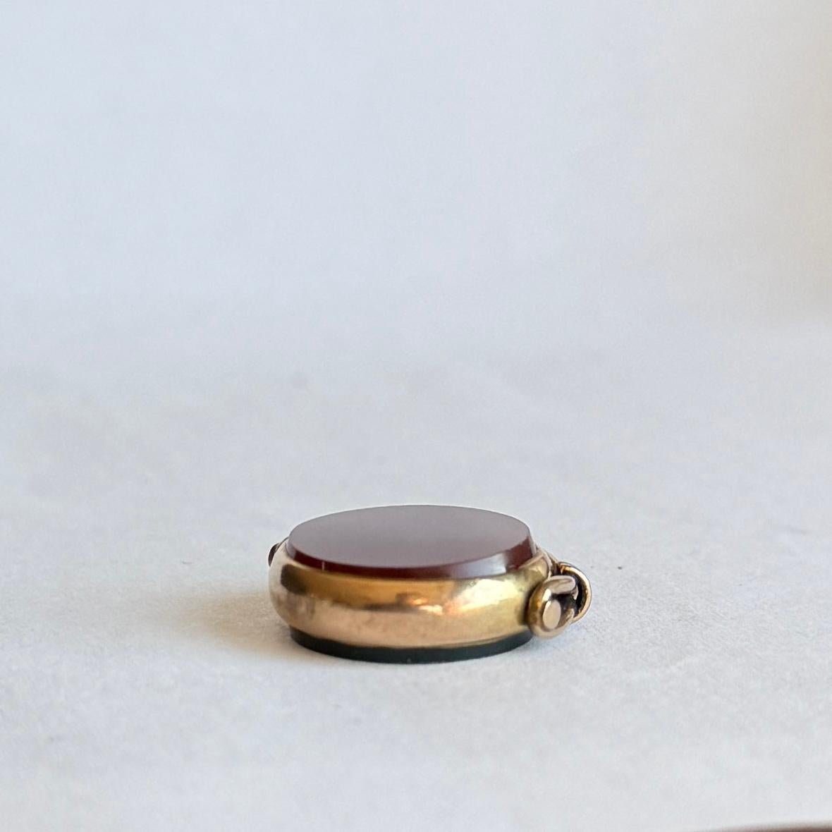 Cabochon Portafortuna vittoriano in pietra sanguigna e corniola in oro 9 carati in vendita