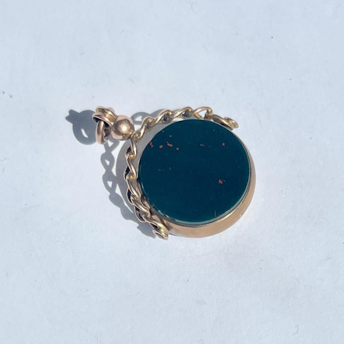 Victorian Bloodstone and Carnelian 9 Carat Gold Spinning Fob In Good Condition For Sale In Chipping Campden, GB