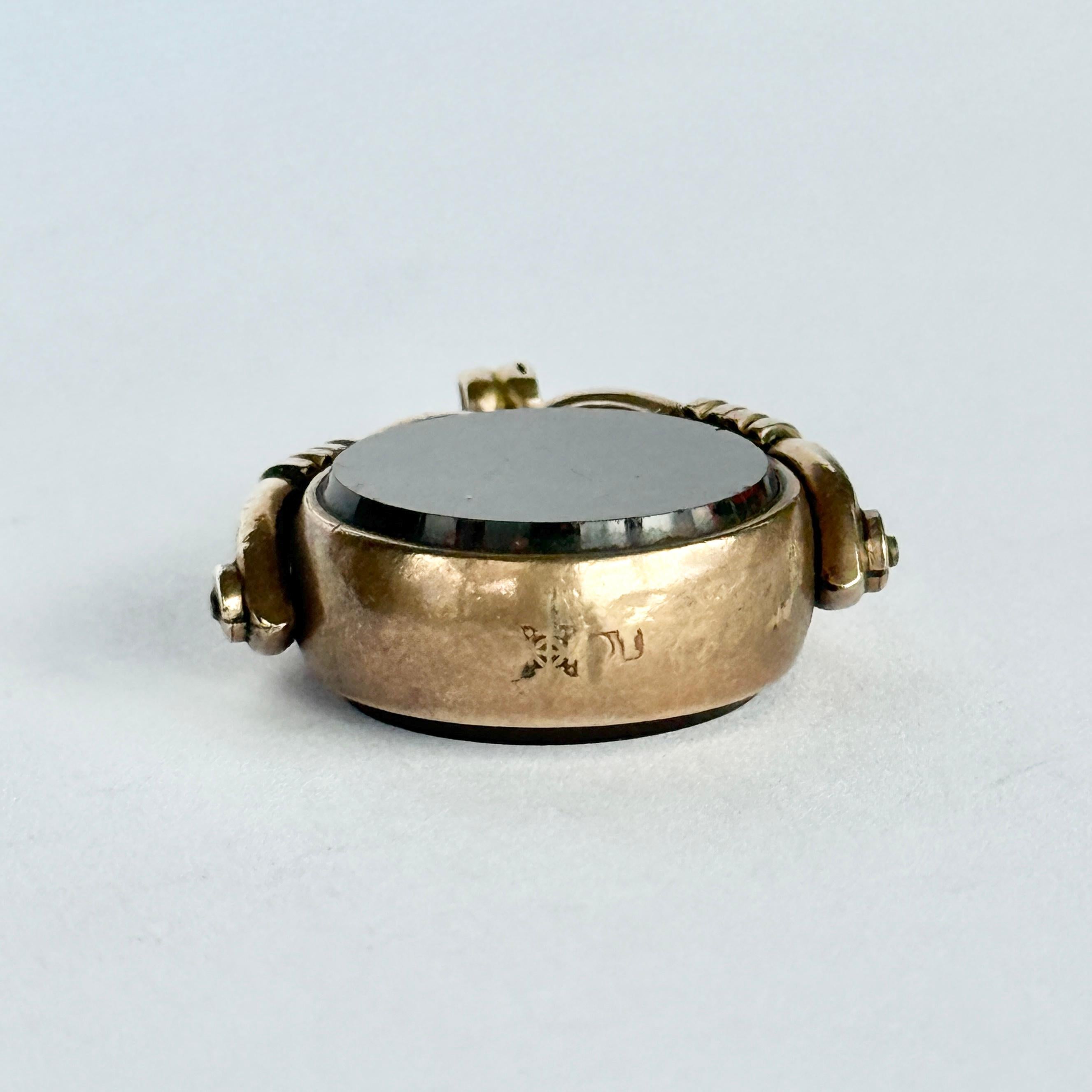 Victorian Bloodstone and Carnelian 9 Carat Gold Spinning Fob In Good Condition For Sale In Chipping Campden, GB