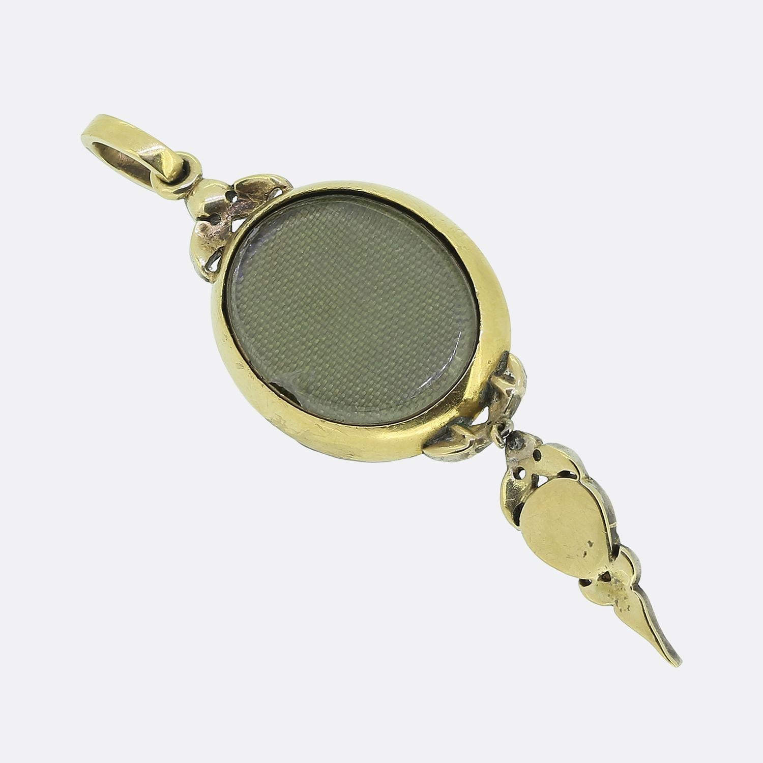 Qui abbiamo un raro e meraviglioso ciondolo risalente all'epoca vittoriana. Il ciondolo è realizzato in stile Holbeinesque e presenta un diamante centrale taglio rosa, splendidi dettagli in smalto blu e una goccia di diamante taglio rosa. Il retro