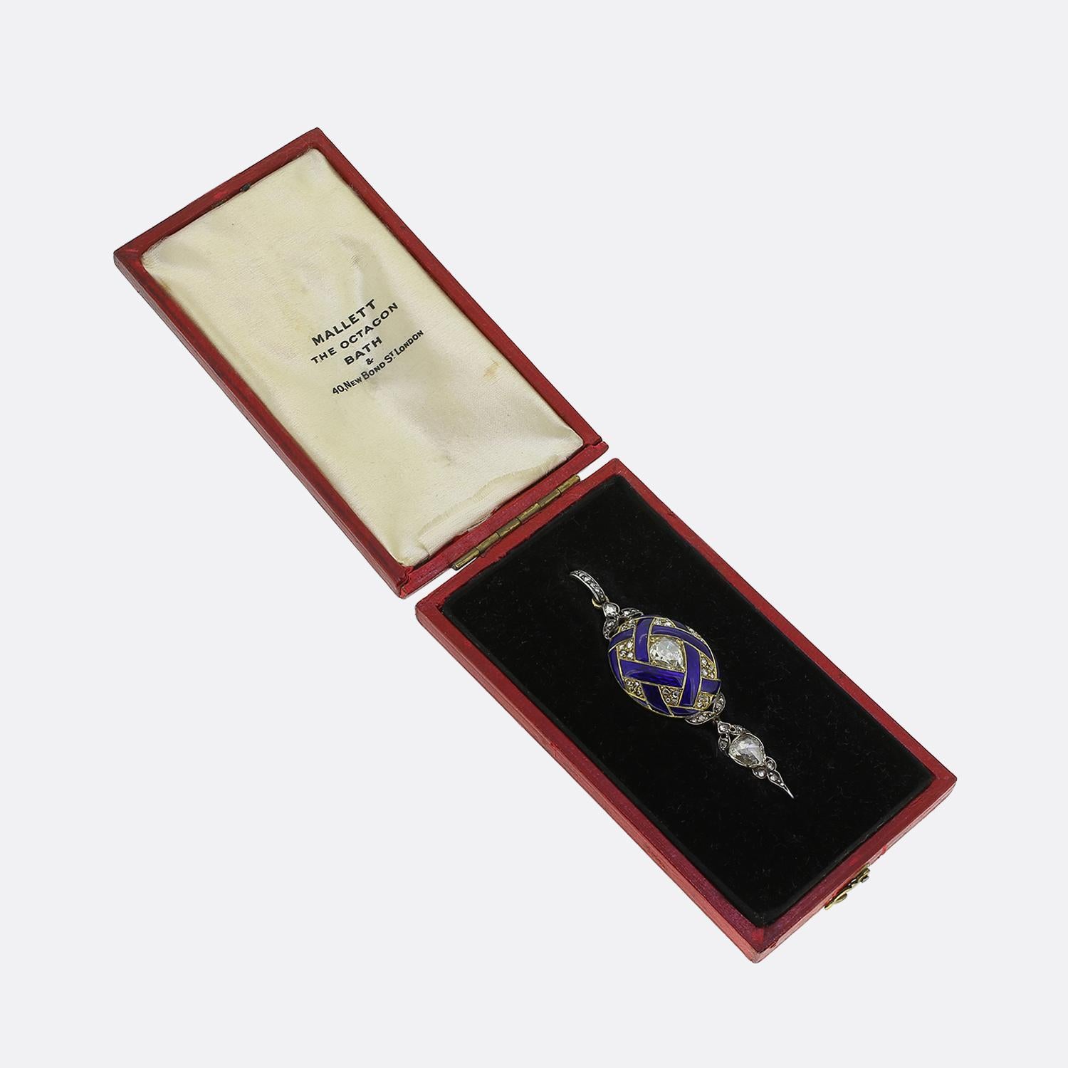 Ciondolo vittoriano a forma di medaglione con smalto blu e diamanti In condizioni buone in vendita a London, GB