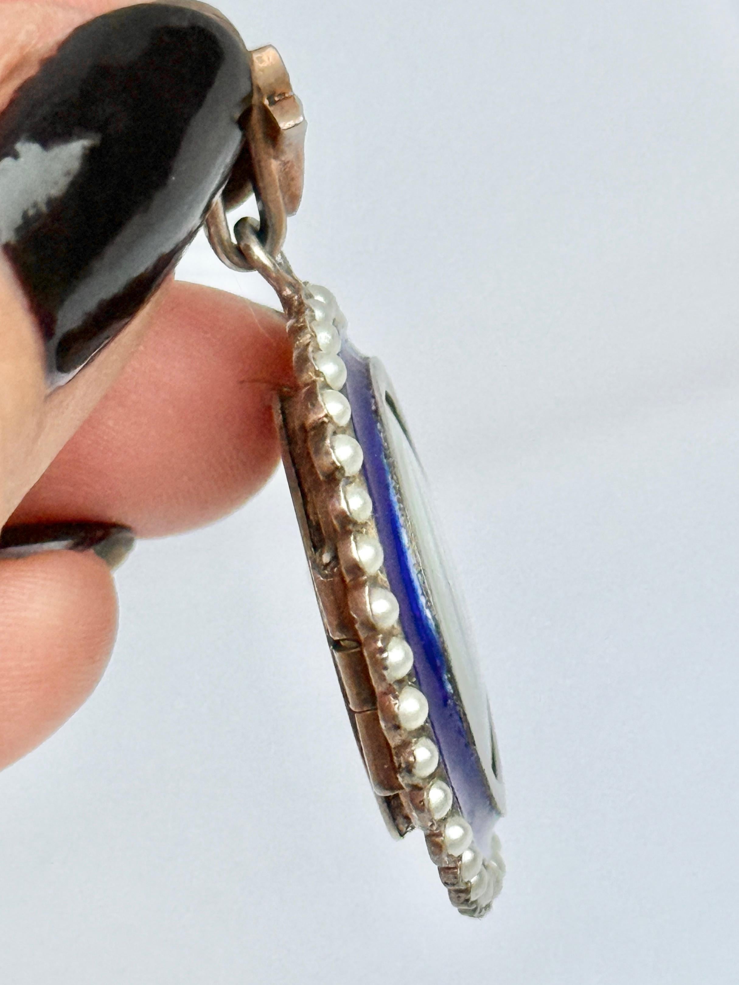 Vittoriano Ciondolo vittoriano in oro 9 carati con smalto blu e perle in vendita