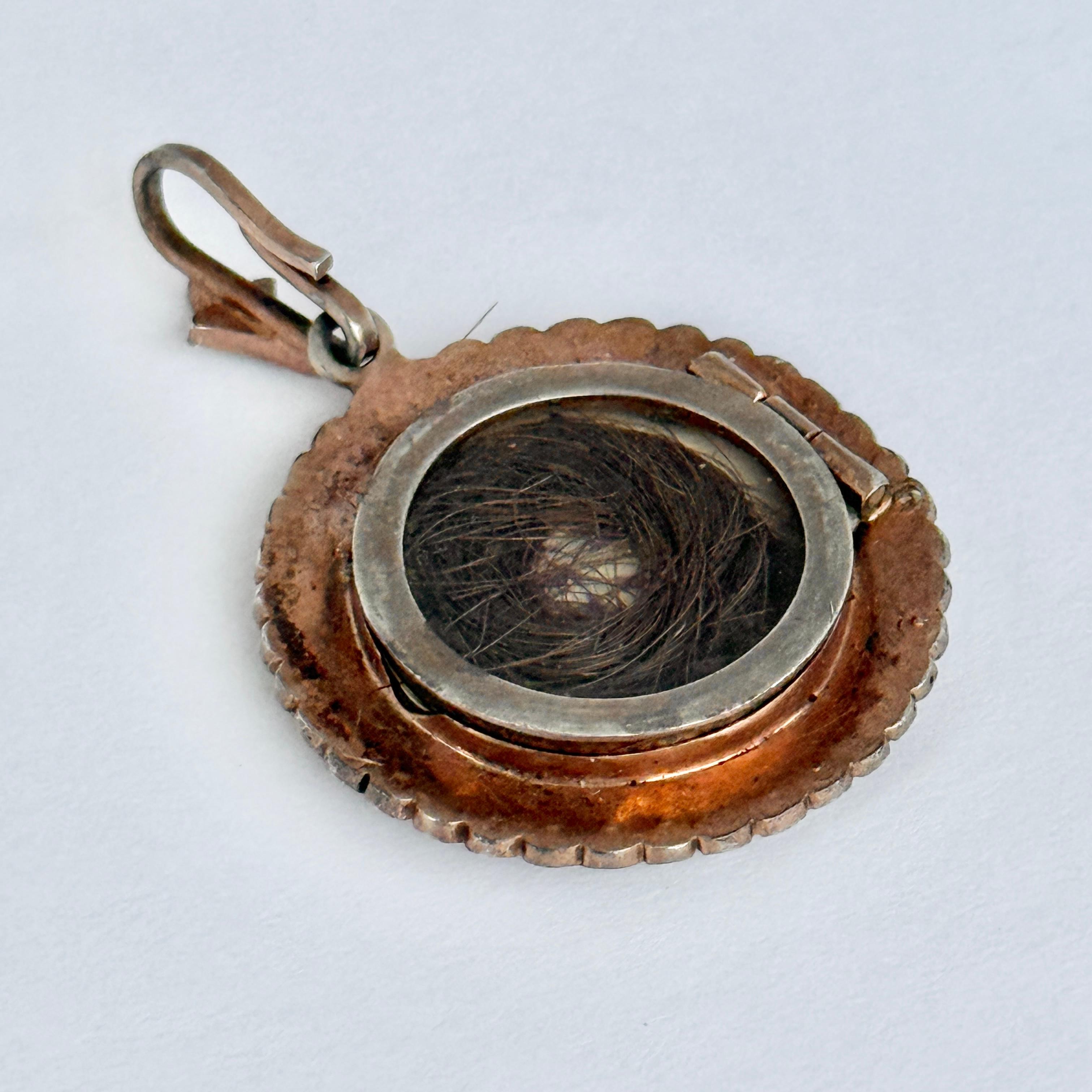 Ciondolo vittoriano in oro 9 carati con smalto blu e perle In condizioni buone in vendita a Chipping Campden, GB