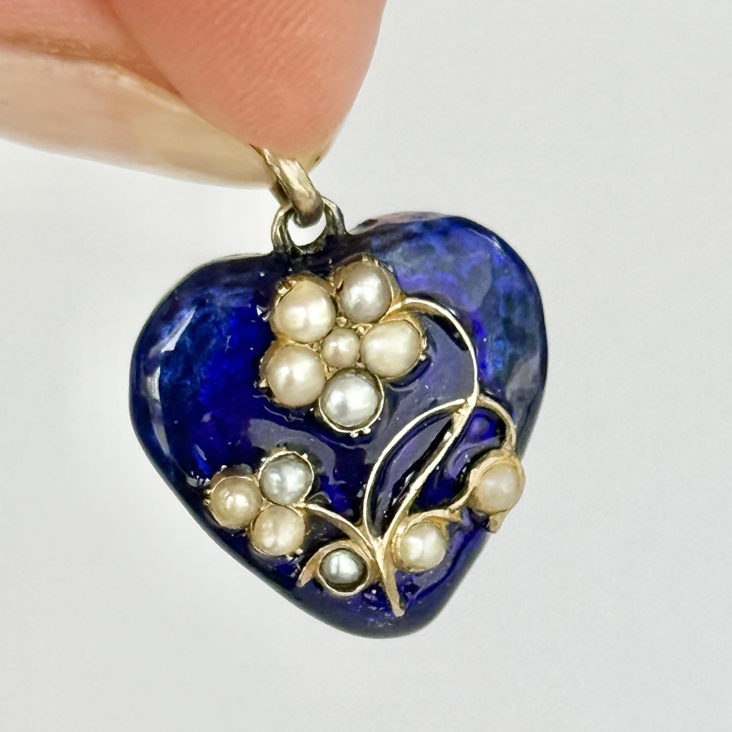 Lo smalto di questo ciondolo è di un blu intenso e ha un'incantevole lucentezza. C'è un motivo floreale incastonato di perle e sul retro c'è una ciocca di capelli intrecciata dietro un pannello di vetro. 

Dimensioni (escluso il looping):