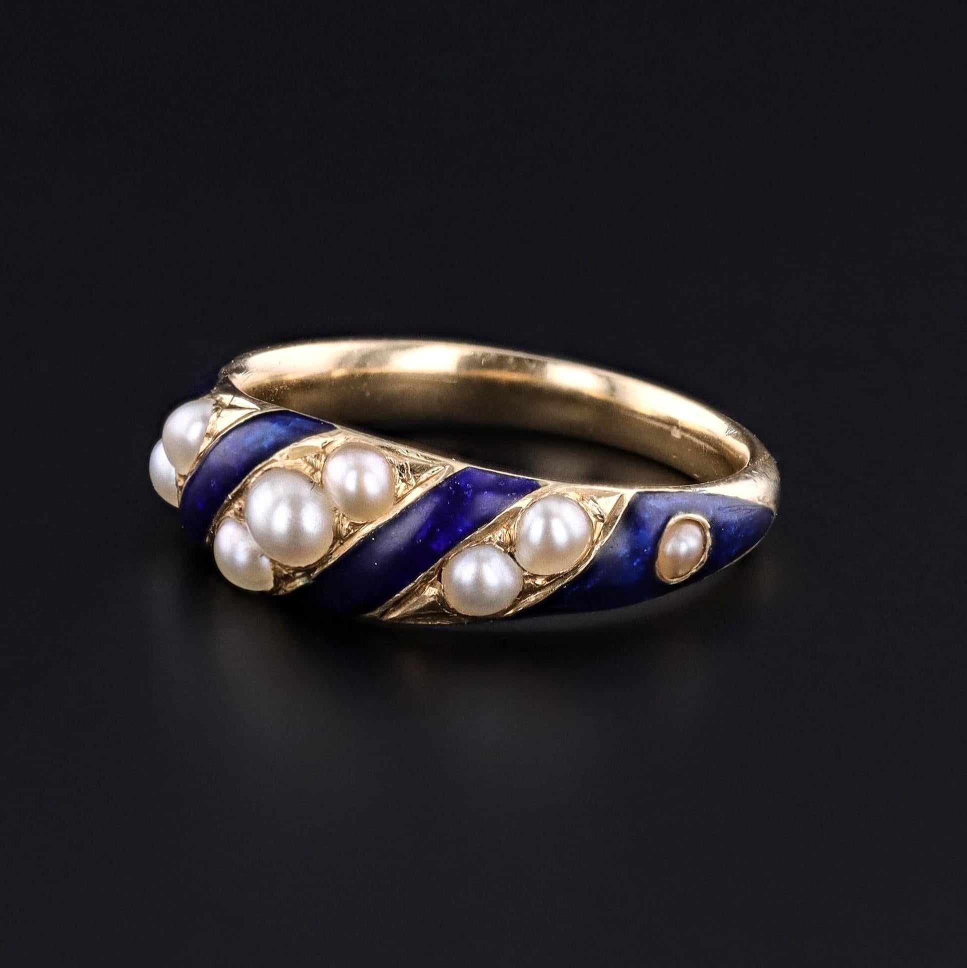 Anello vittoriano con smalto blu e medaglione di perle in oro 18 carati: Un vibrante anello con smalto blu cobalto della metà dell'epoca vittoriana (circa 1860-1870)!

Questo magnifico anello presenta nove mezze perle intervallate da un nastro di