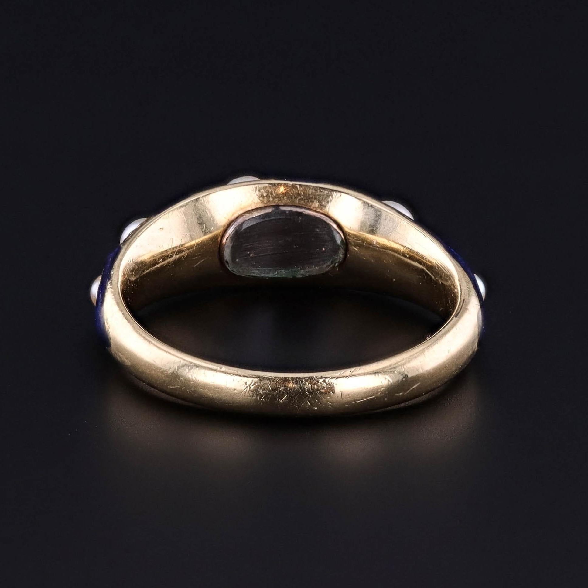 Perlina Anello vittoriano con medaglione di smalto blu e perle in oro 18 carati in vendita