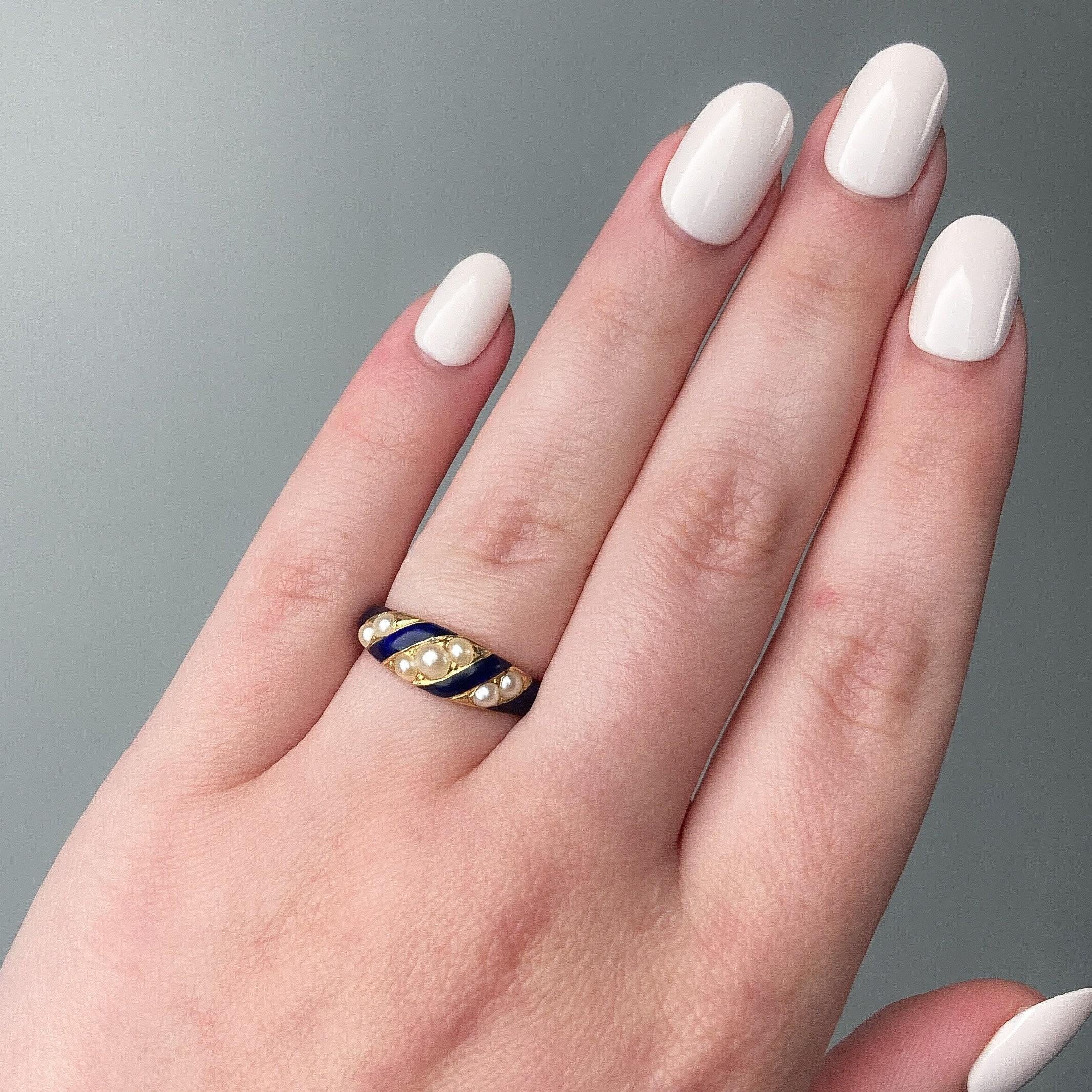 Anello vittoriano con medaglione di smalto blu e perle in oro 18 carati In condizioni buone in vendita a Lewisburg, PA