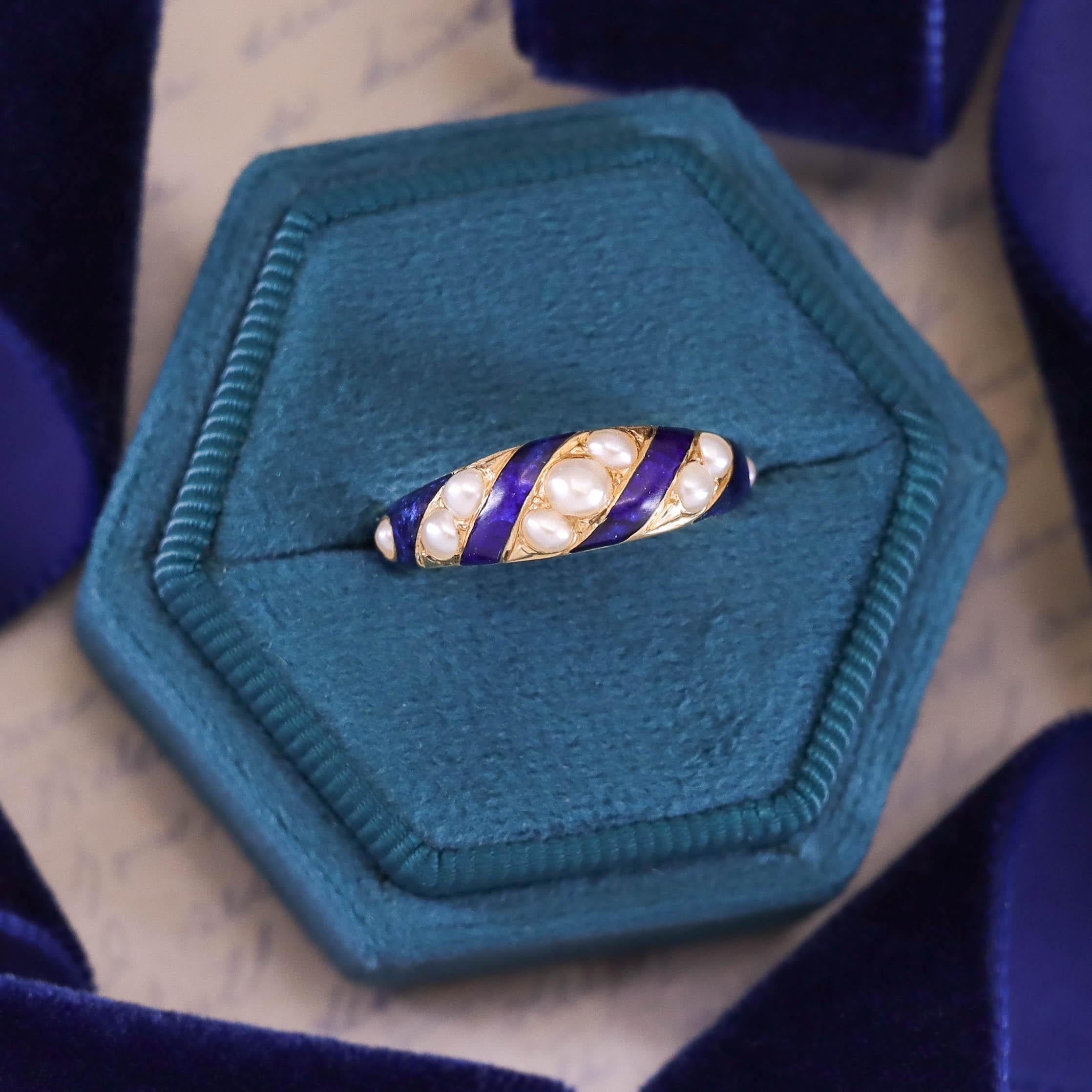 Donna Anello vittoriano con medaglione di smalto blu e perle in oro 18 carati in vendita