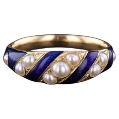 Anello vittoriano con medaglione di smalto blu e perle in oro 18 carati
