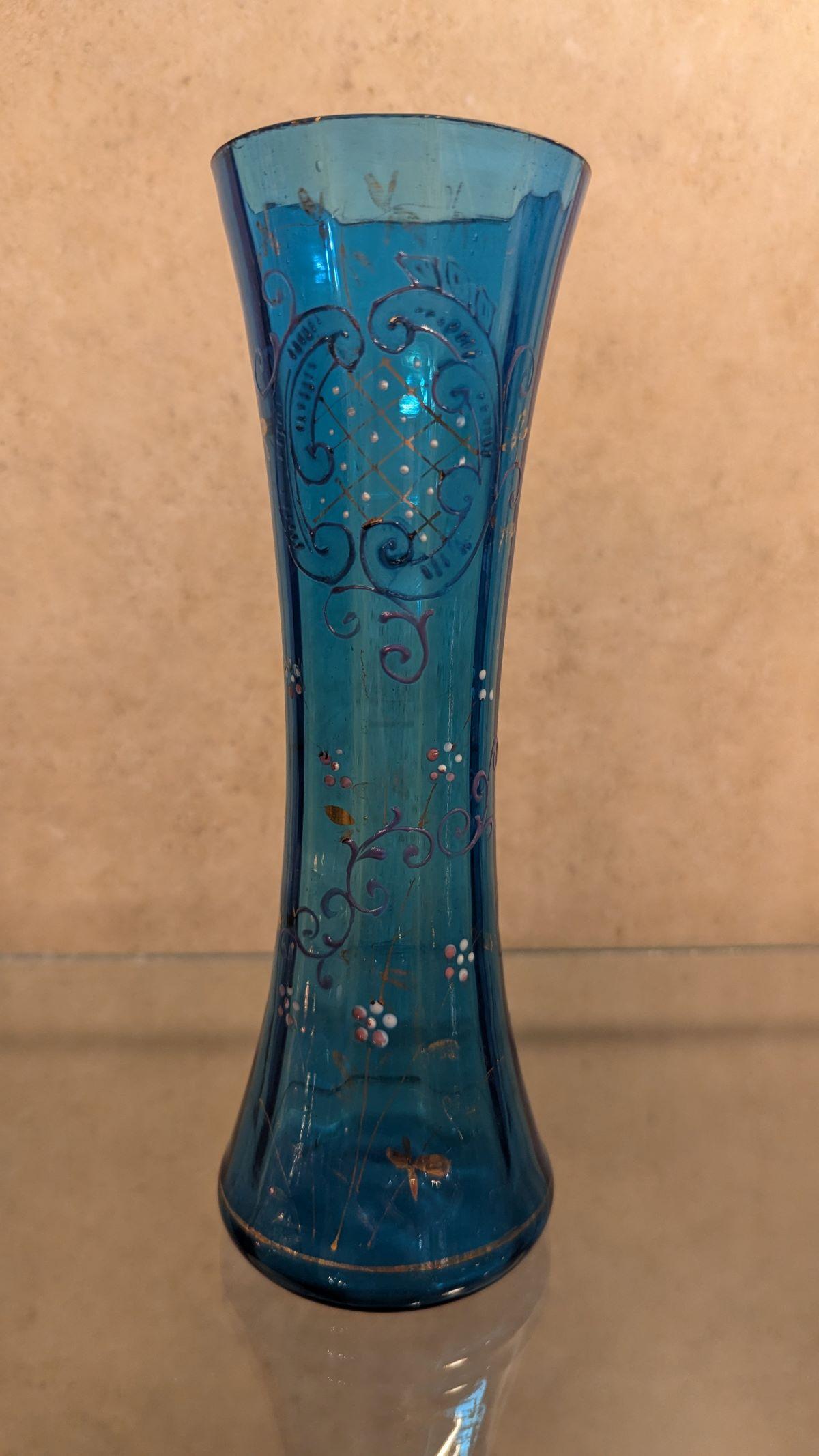 Vaso vittoriano a bocciolo blu pavone con smaltatura a mano e sovrapposizione d'oro alto 7,75