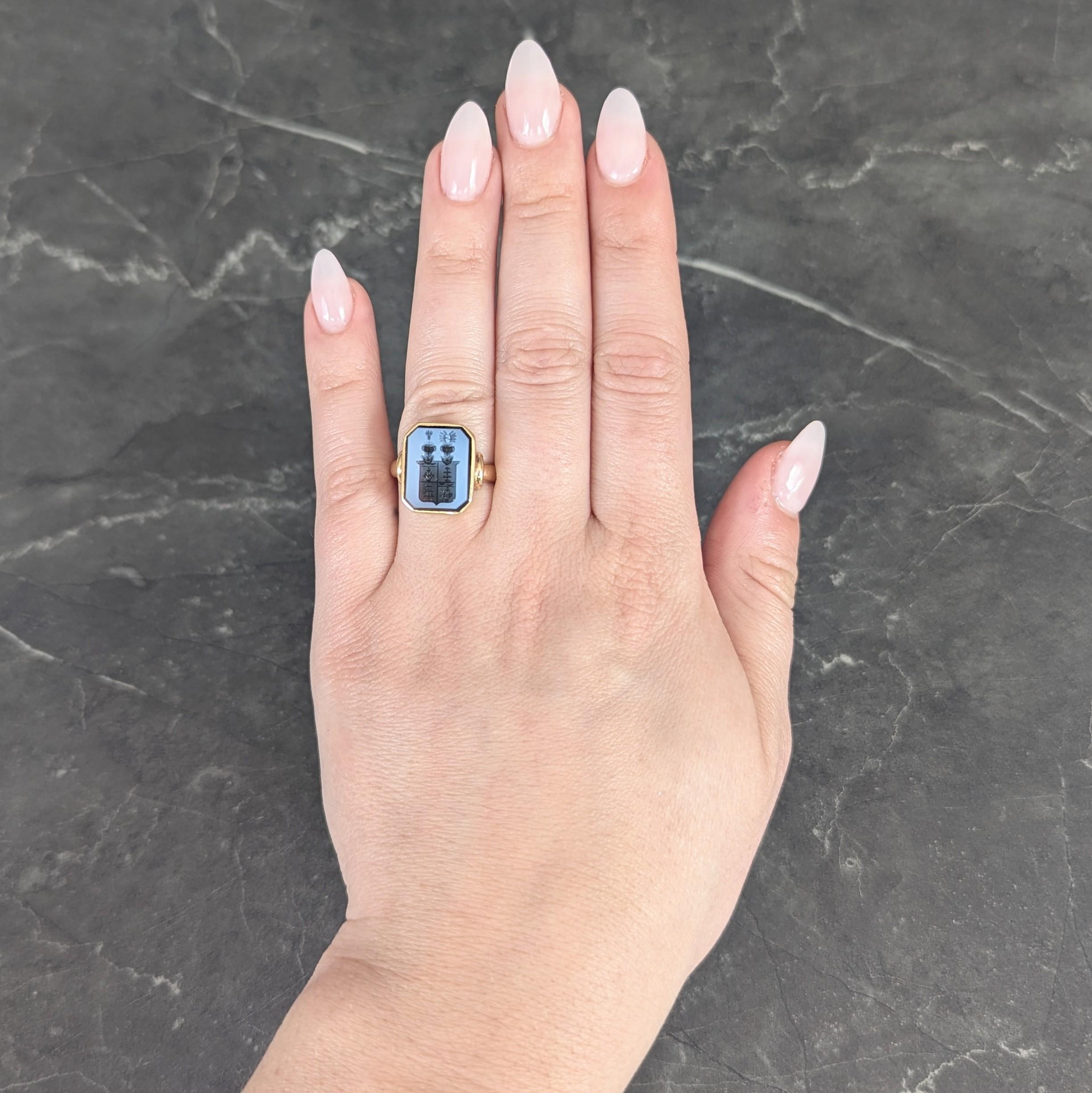 Au centre, une tablette de sardonyx bleu de forme octogonale mesurant 10,5 x 14,0 mm
Opaque avec une couche supérieure de bleu grisâtre clair et une couche de base noire bleutée.
La couche supérieure est sculptée jusqu'à la base avec une intaille