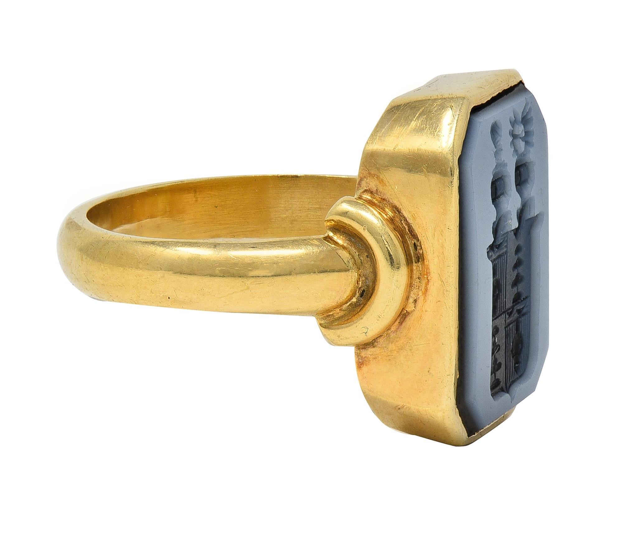 Victorien Signature de l'héraldique victorienne en or jaune 14 carats avec sardonyx bleu en vente