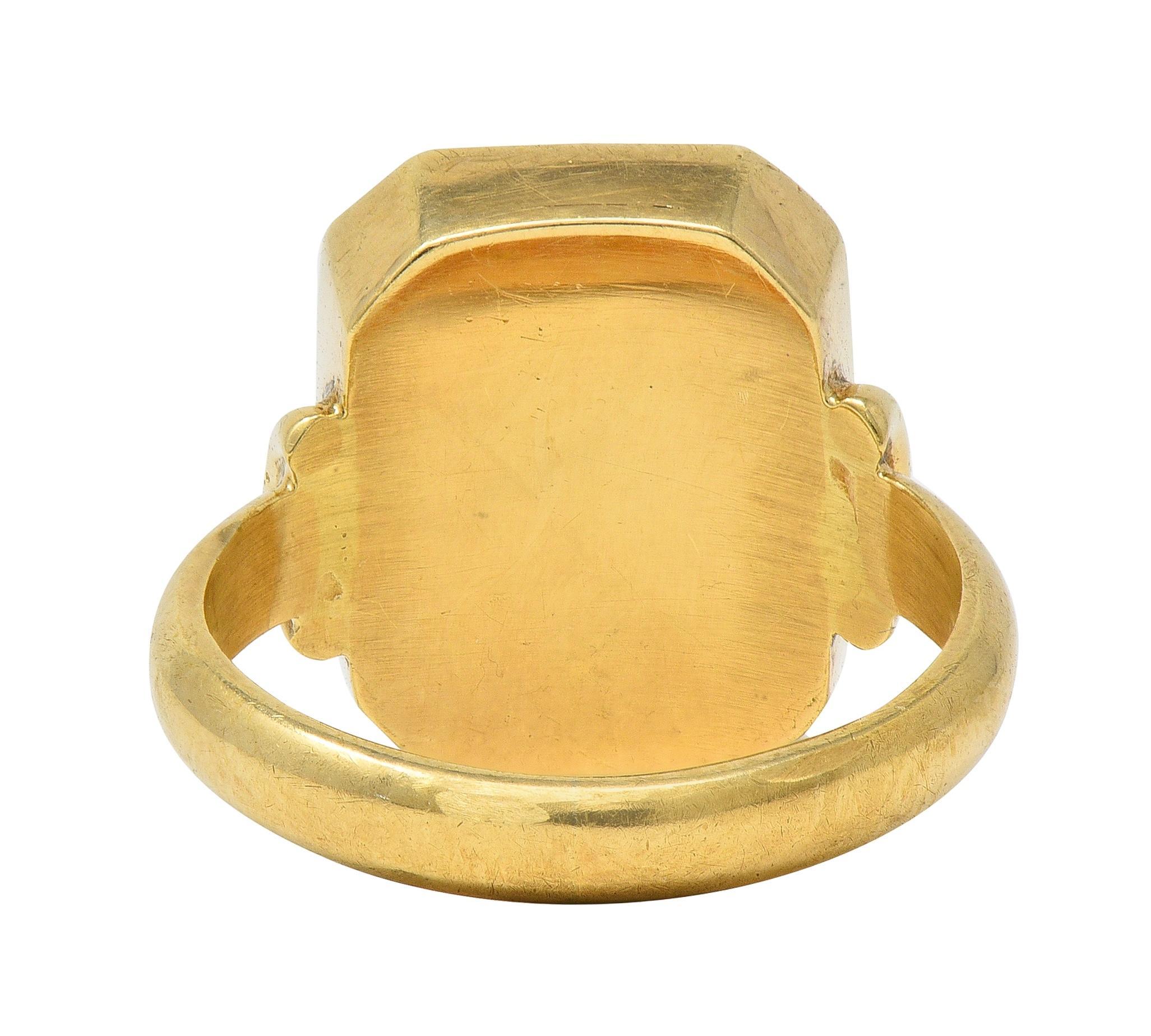 Signature de l'héraldique victorienne en or jaune 14 carats avec sardonyx bleu Excellent état - En vente à Philadelphia, PA