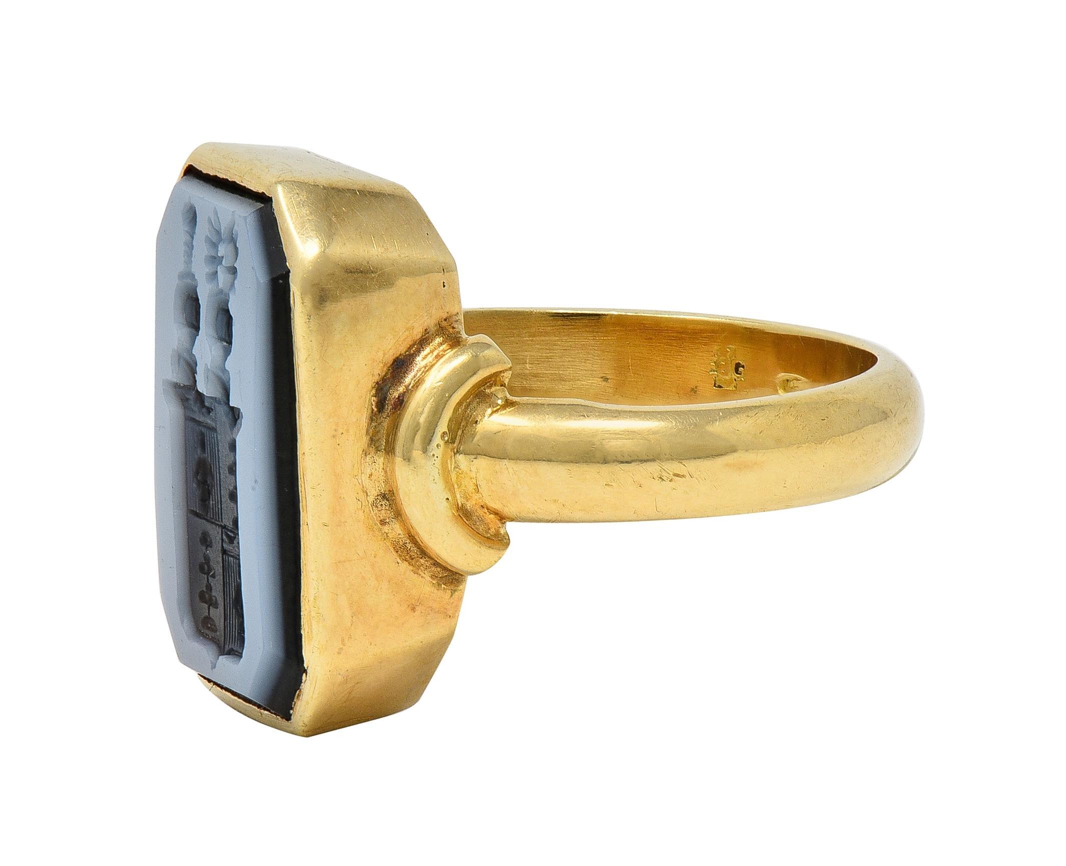 Signature de l'héraldique victorienne en or jaune 14 carats avec sardonyx bleu Unisexe en vente