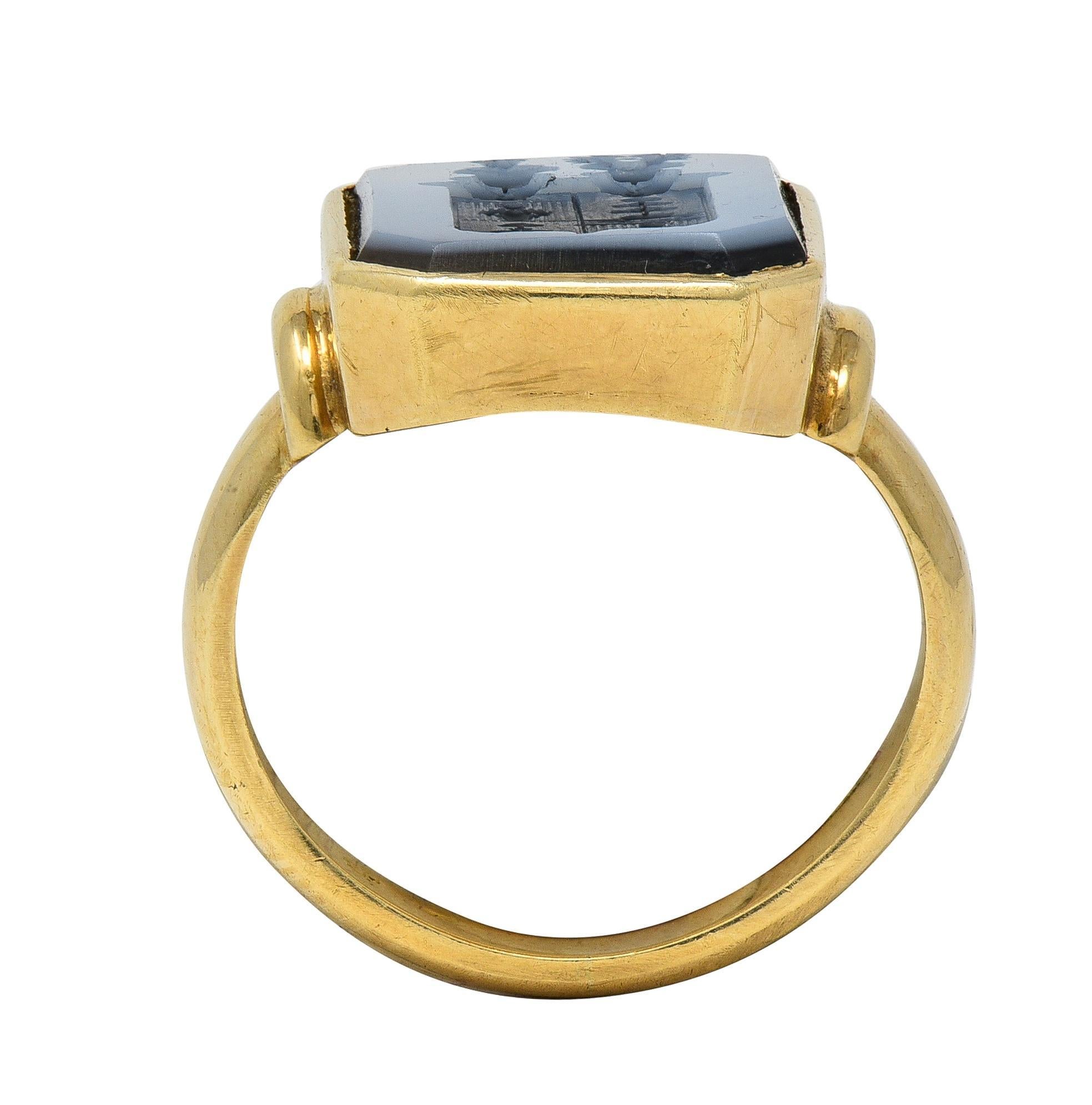 Signature de l'héraldique victorienne en or jaune 14 carats avec sardonyx bleu en vente 2