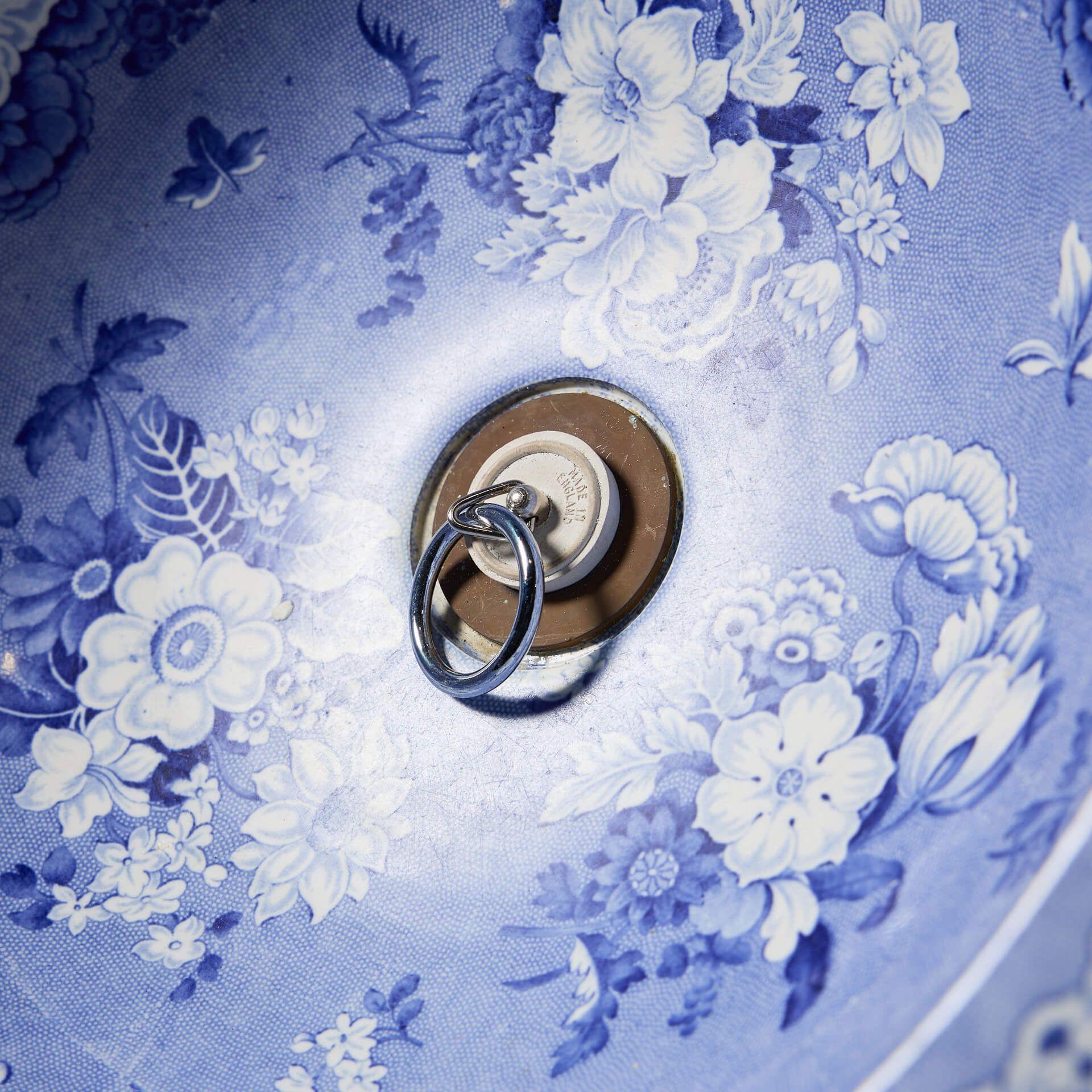 Vittoriano Lavandino vittoriano con ciotola floreale in bianco e blu in vendita