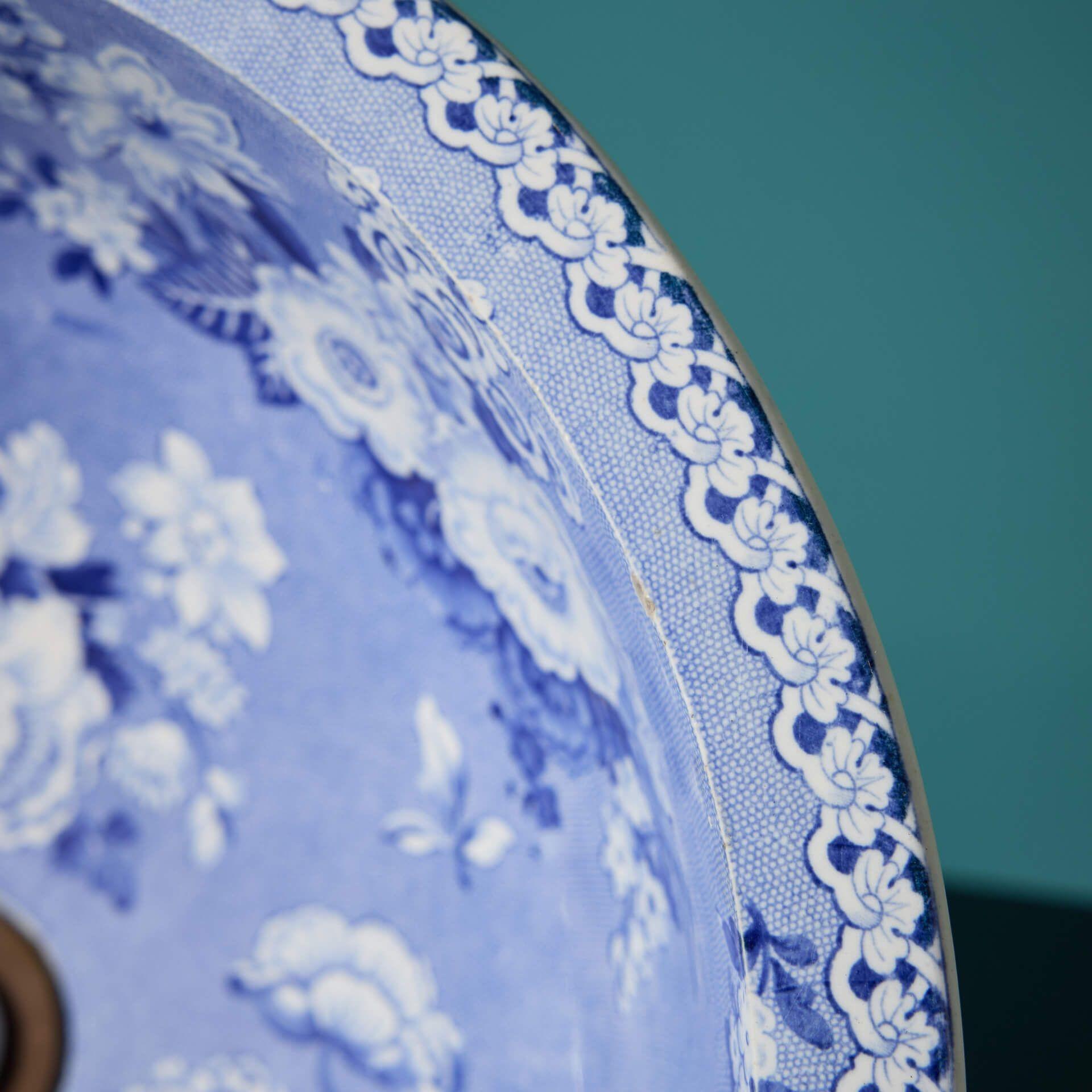 Inglese Lavandino vittoriano con ciotola floreale in bianco e blu in vendita