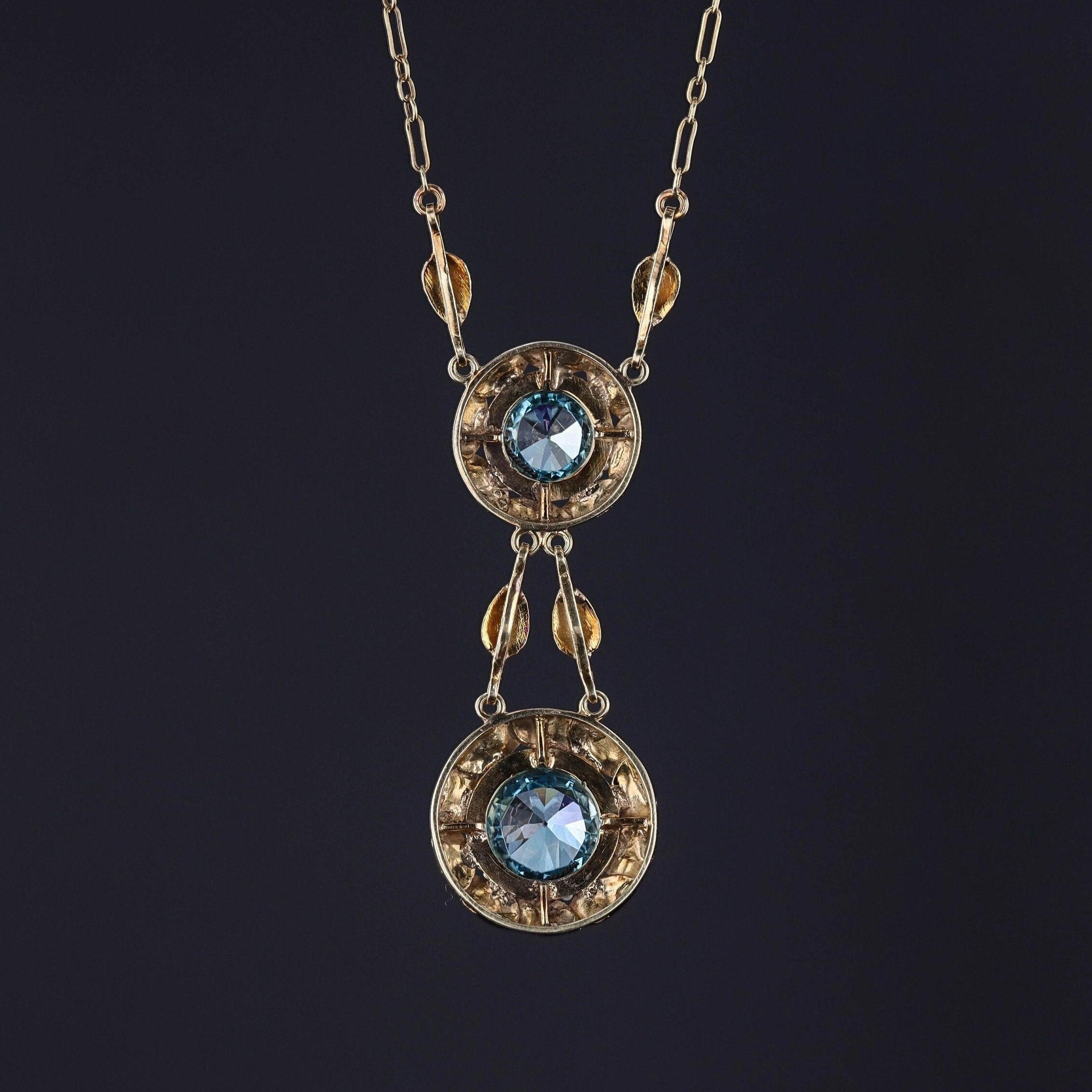 Collana antica di zirconi blu: Ammira l'eleganza senza tempo di questa collana vittoriana risalente al 1880, che vanta due incantevoli pietre rotonde di zircone blu naturale, di circa 2,75 carati e 1,75 carati. Delicatamente circondati da perle