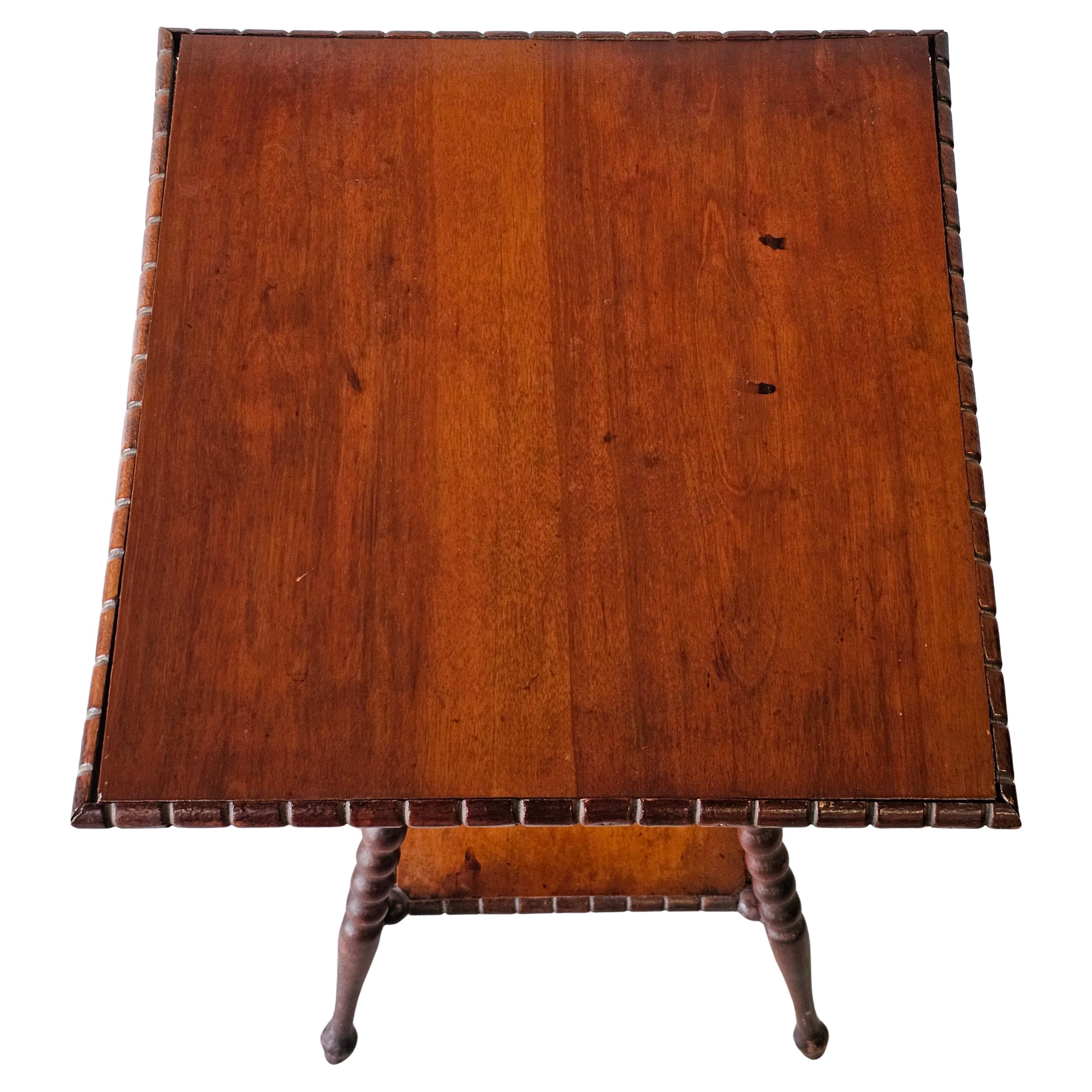 Mesa auxiliar de salón victoriana con patas torneadas.
Mide 17