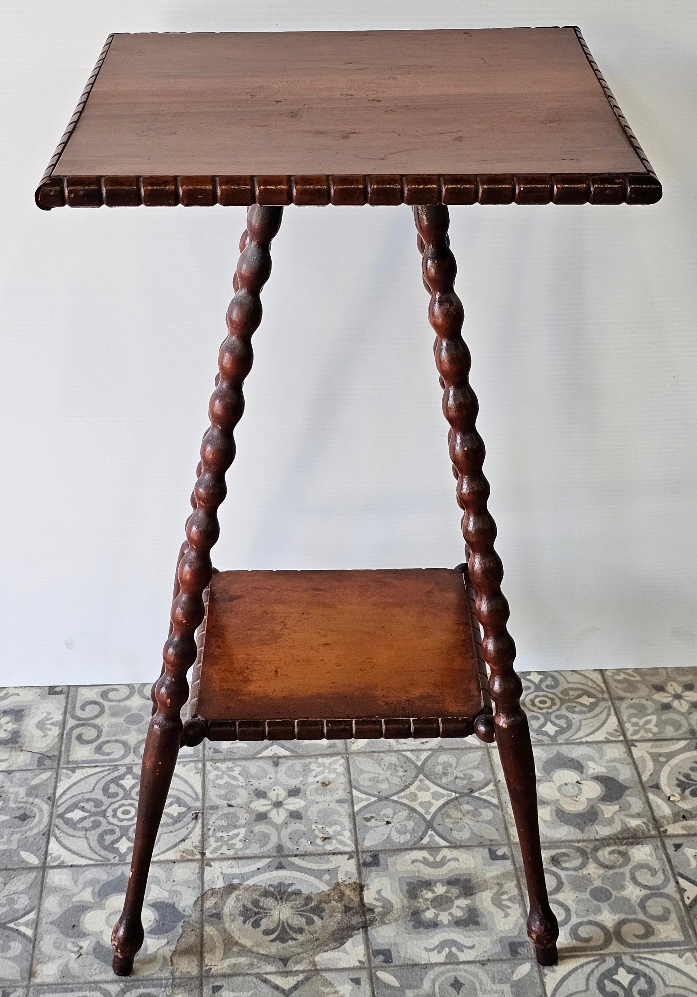 Mesa de salón / auxiliar victoriana con patas torneadas de bolillos Victoriano en venta