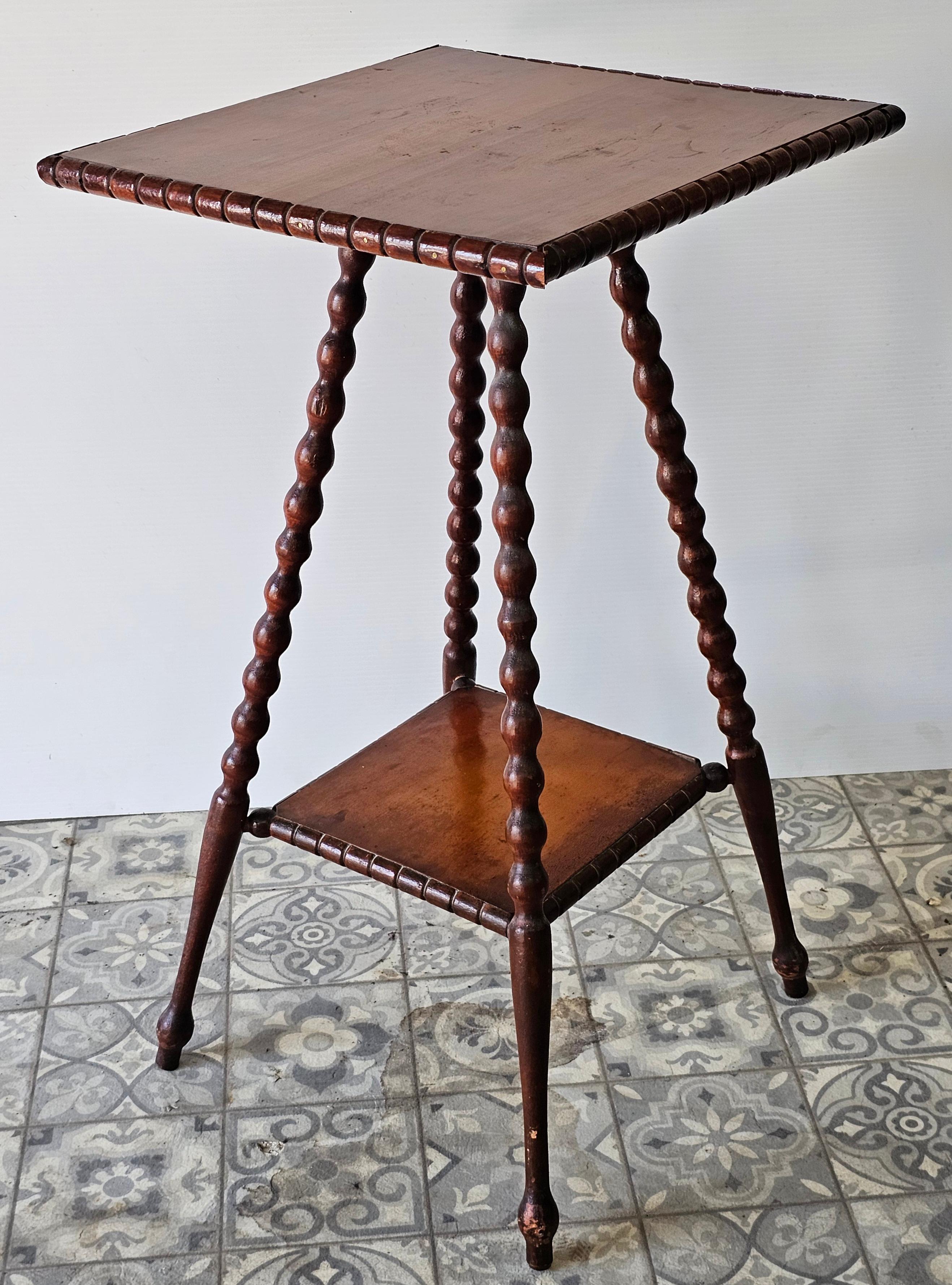 Mesa de salón / auxiliar victoriana con patas torneadas de bolillos Estadounidense en venta