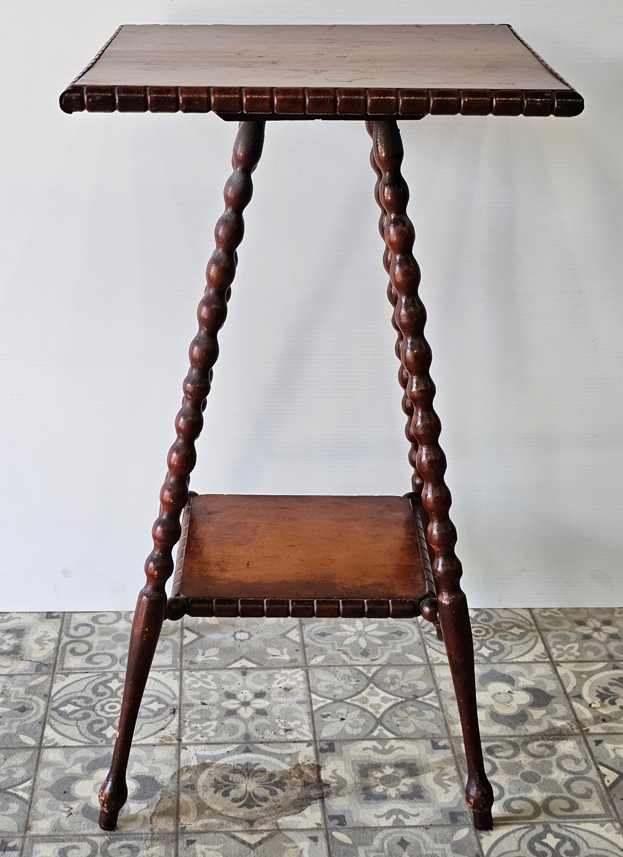 Mesa de salón / auxiliar victoriana con patas torneadas de bolillos Manchado en venta